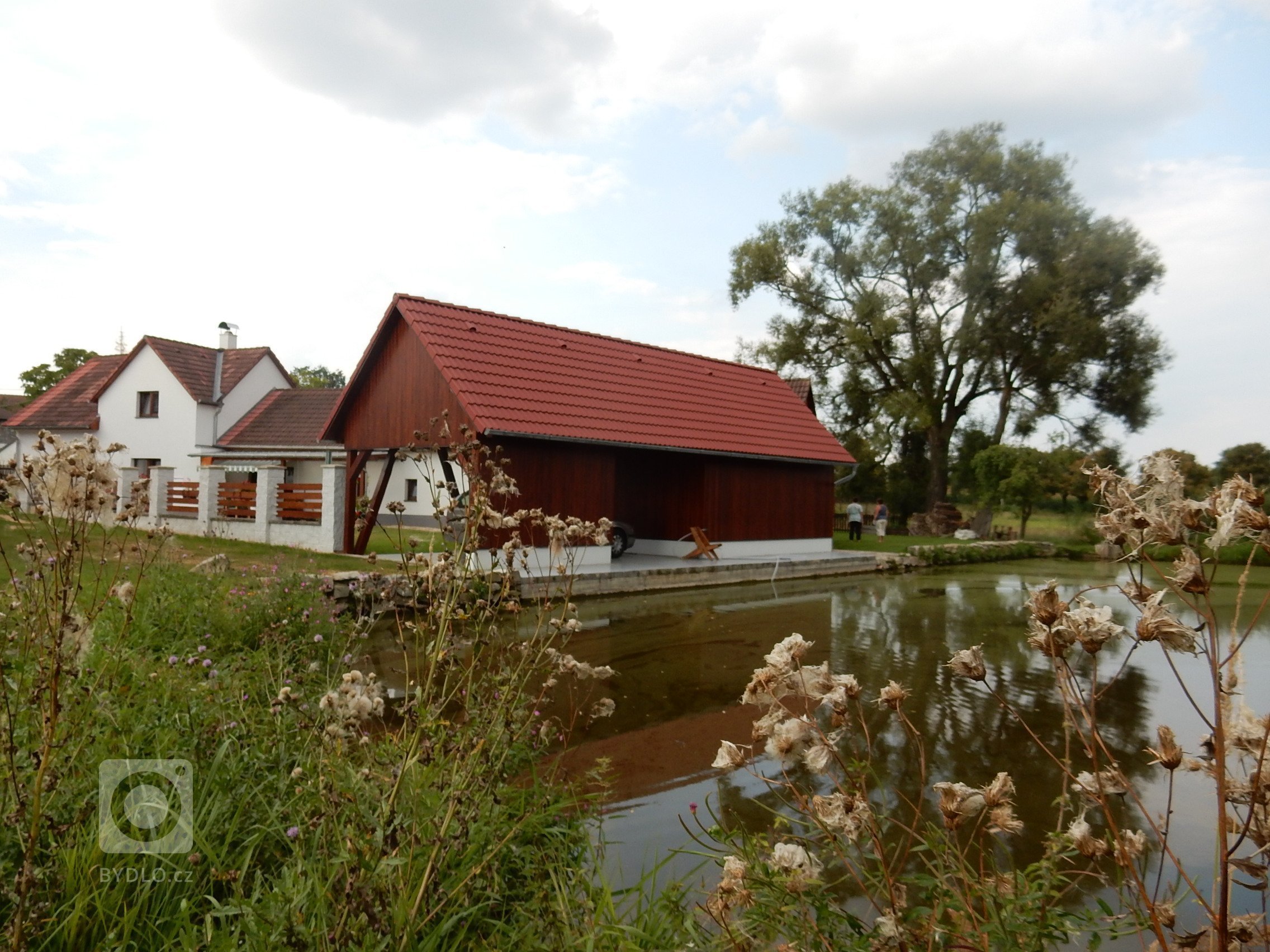Stavební úpravy rodinného domu u Písku zahrnovaly v prvé řadě návrh v podobě architektonické studie, projektu, demoliční práce následované samotnou výstavbou.…