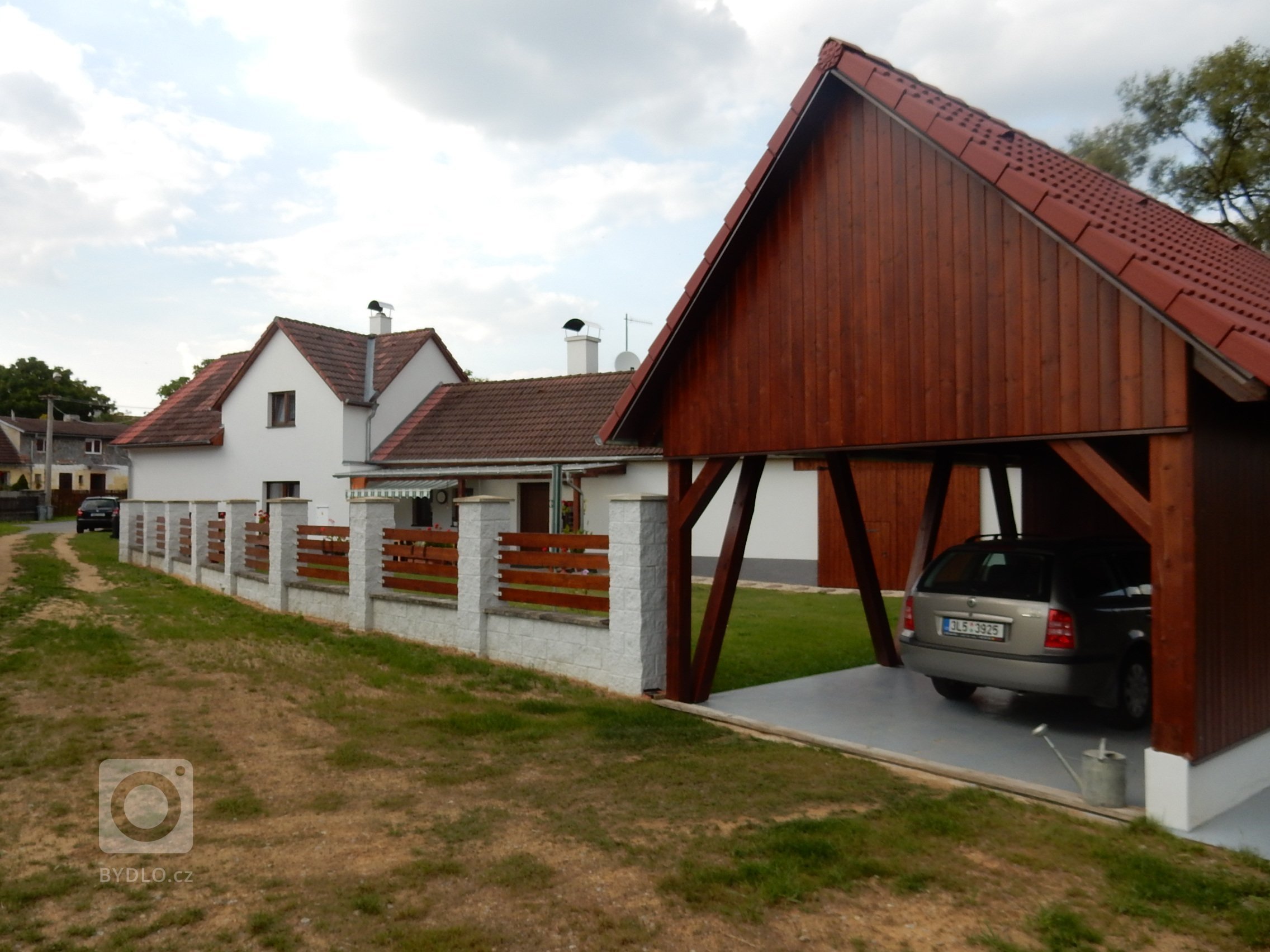 Stavební úpravy rodinného domu u Písku zahrnovaly v prvé řadě návrh v podobě architektonické studie, projektu, demoliční práce následované samotnou výstavbou.…