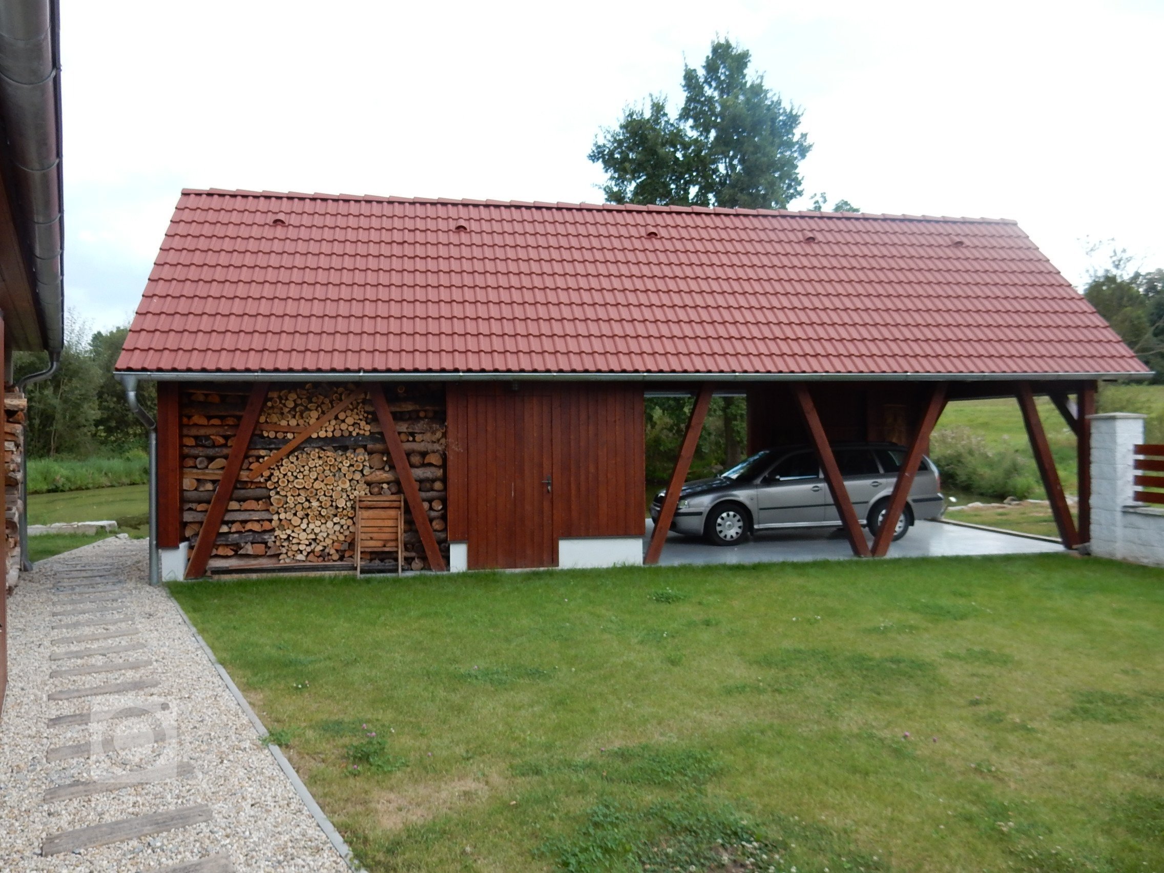 Stavební úpravy rodinného domu u Písku zahrnovaly v prvé řadě návrh v podobě architektonické studie, projektu, demoliční práce následované samotnou výstavbou.…