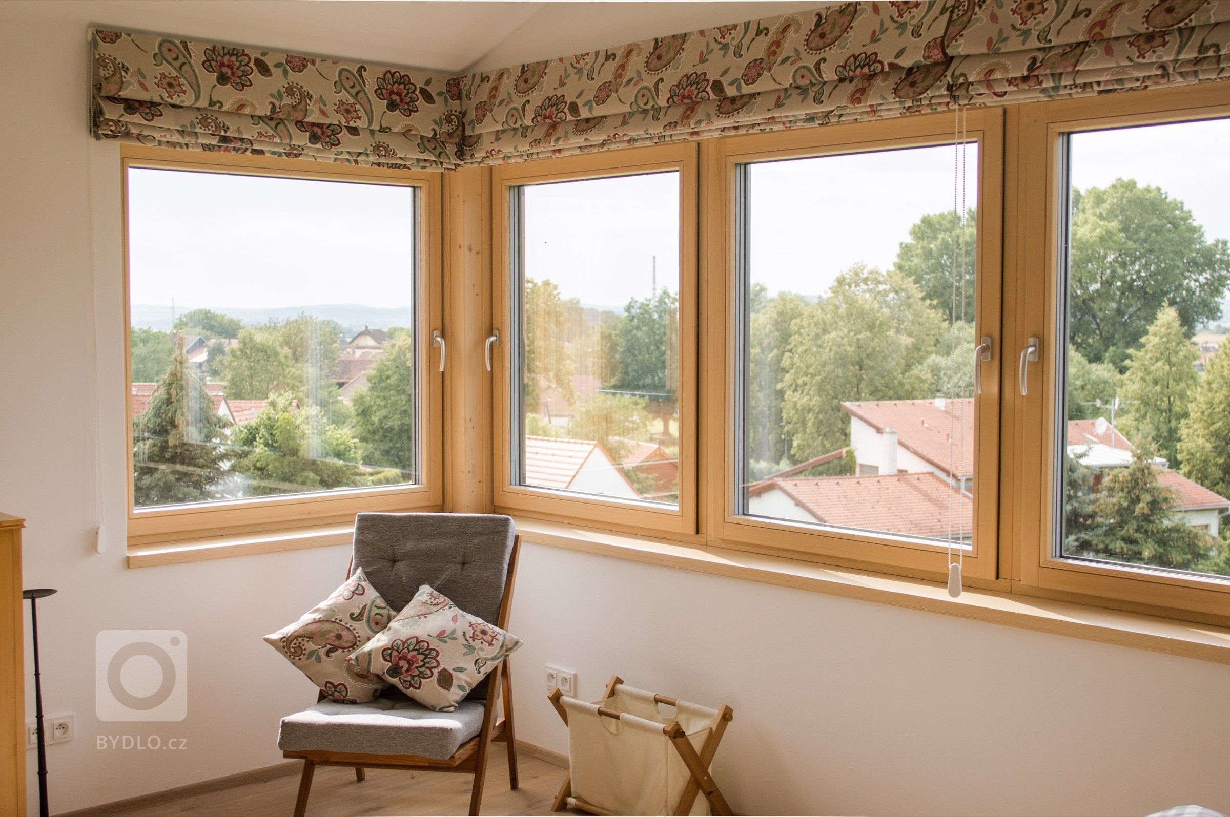 Hlavním požadavkem byl moderní dům, který reaguje na venkovský způsob života. Klíčovou roli sehrál požadavek, aby co nejvíce využil svažitosti terénu a…