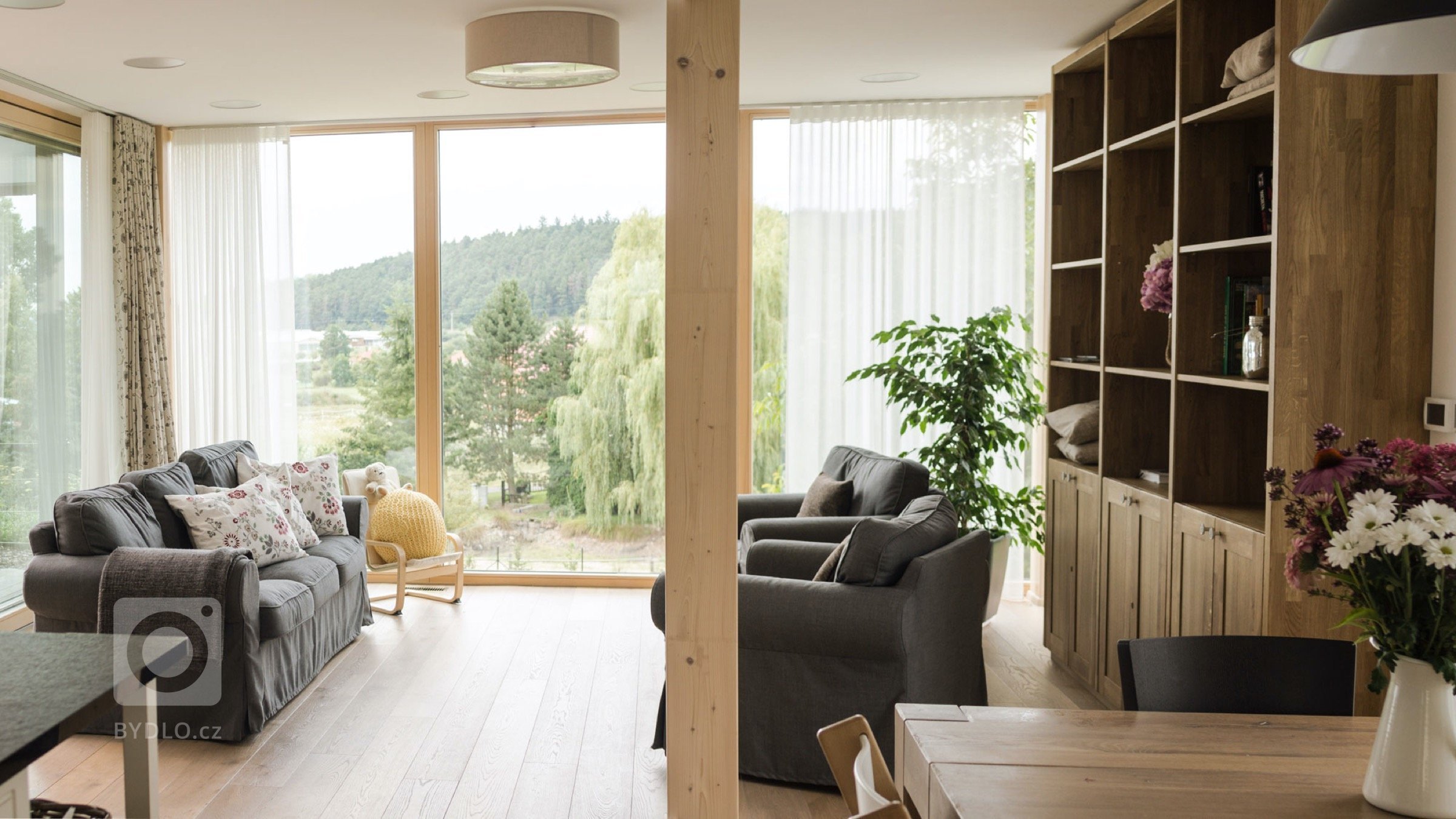 Hlavním požadavkem byl moderní dům, který reaguje na venkovský způsob života. Klíčovou roli sehrál požadavek, aby co nejvíce využil svažitosti terénu a…