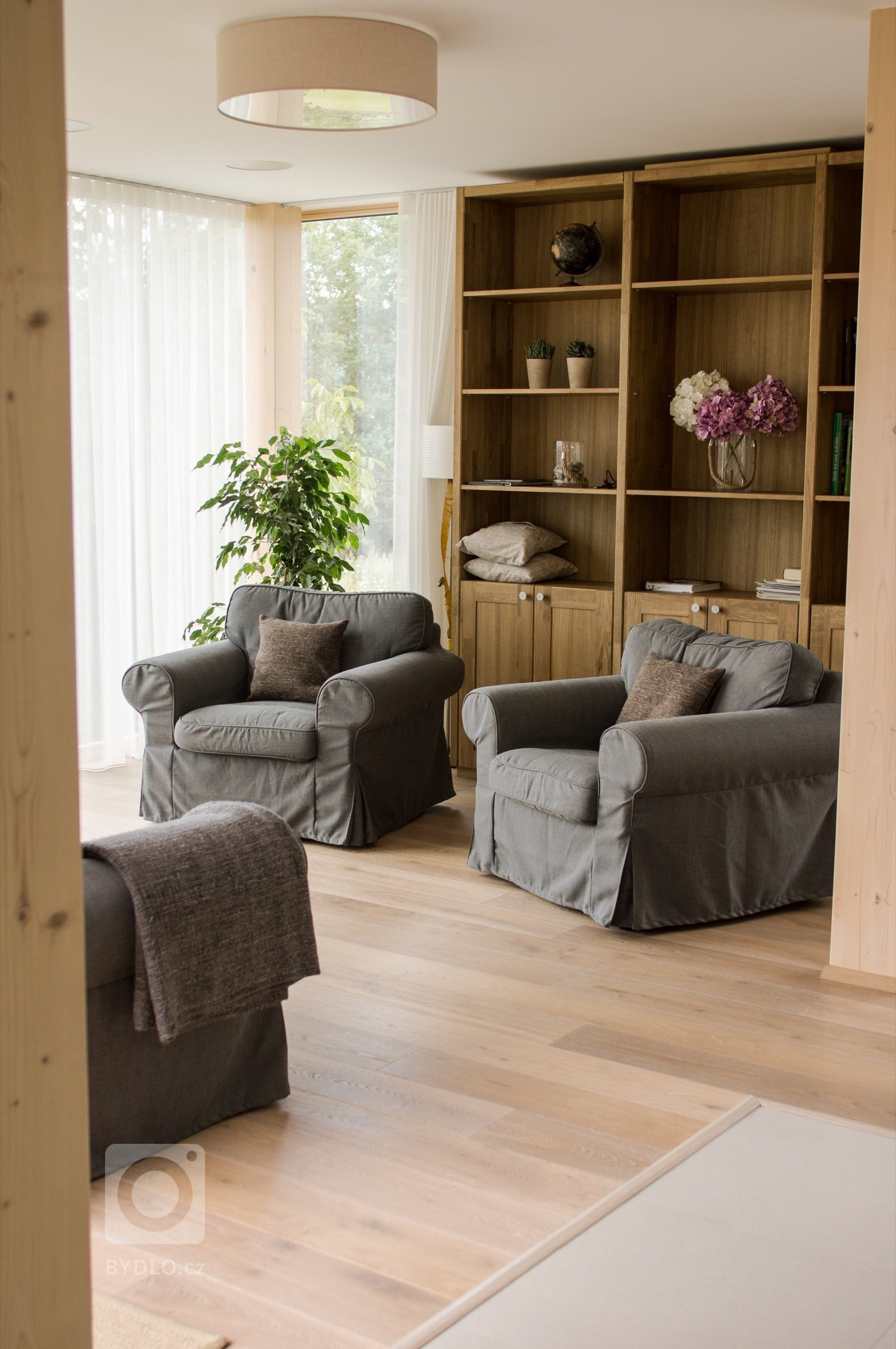 Hlavním požadavkem byl moderní dům, který reaguje na venkovský způsob života. Klíčovou roli sehrál požadavek, aby co nejvíce využil svažitosti terénu a…