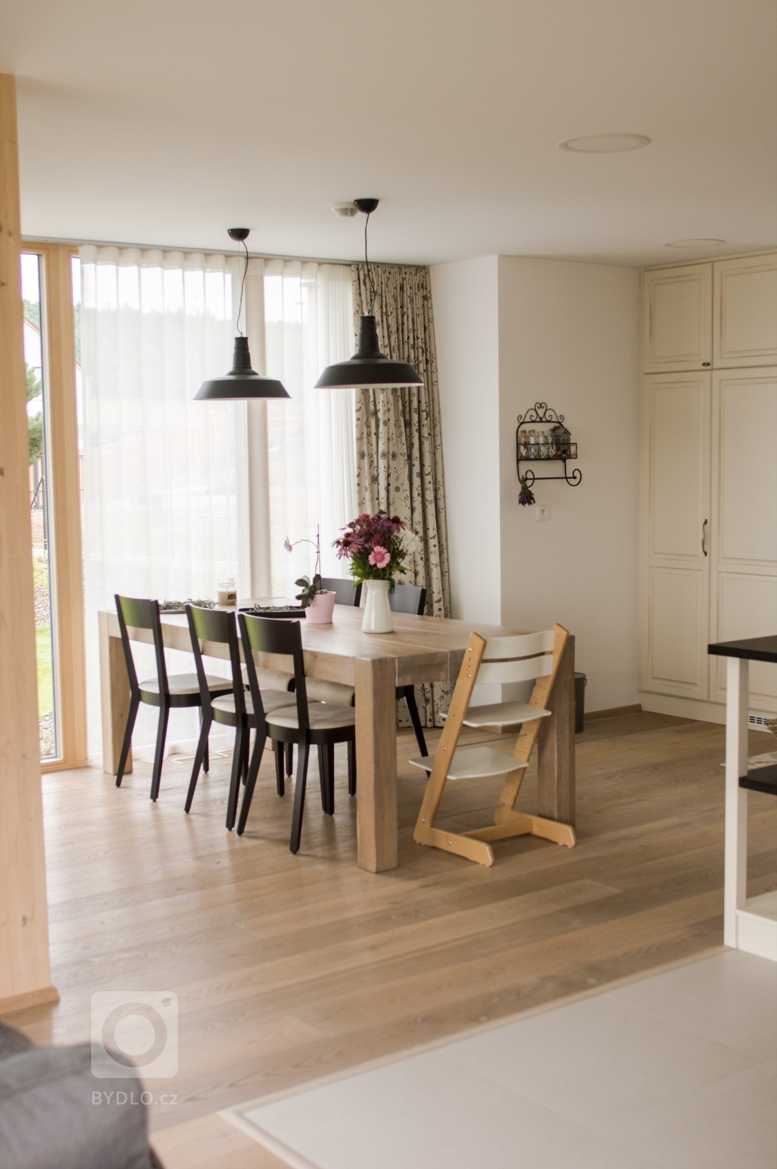 Hlavním požadavkem byl moderní dům, který reaguje na venkovský způsob života. Klíčovou roli sehrál požadavek, aby co nejvíce využil svažitosti terénu a…