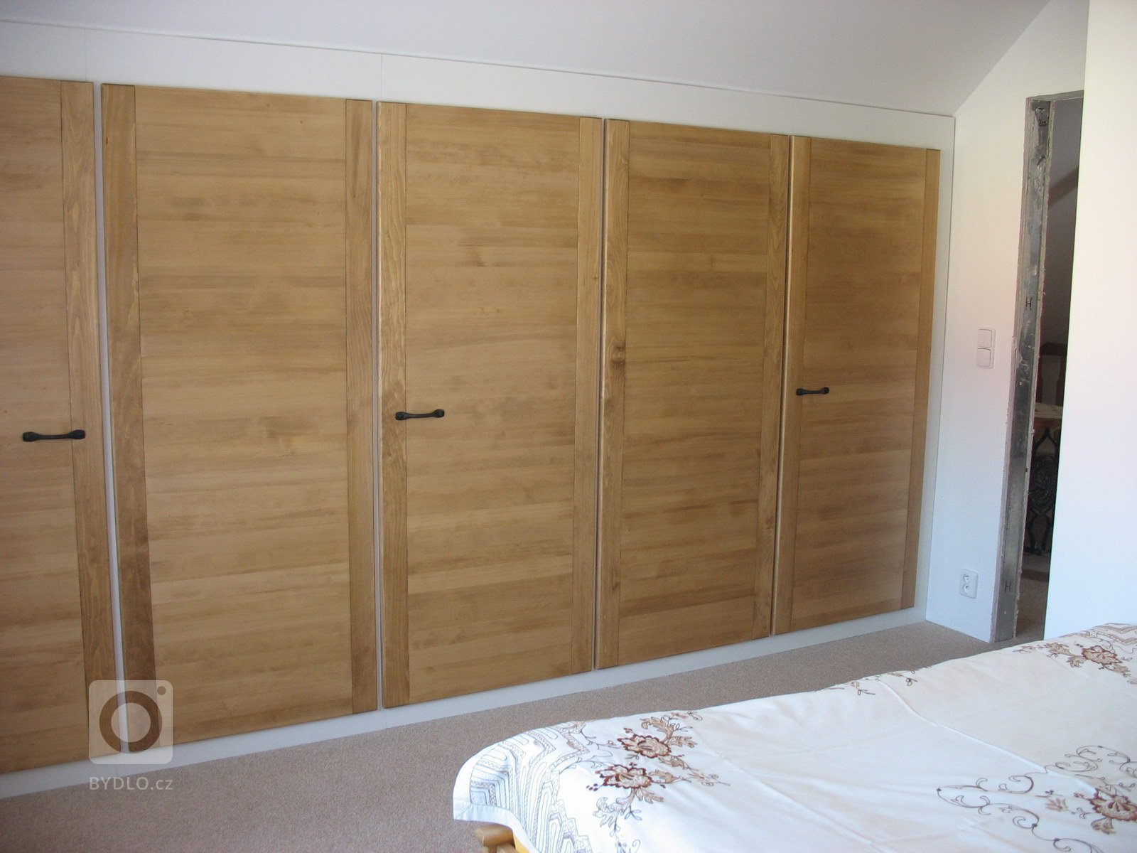 Stavební úpravy rodinného domu u Písku zahrnovaly v prvé řadě návrh v podobě architektonické studie, projektu, demoliční práce následované samotnou výstavbou.…