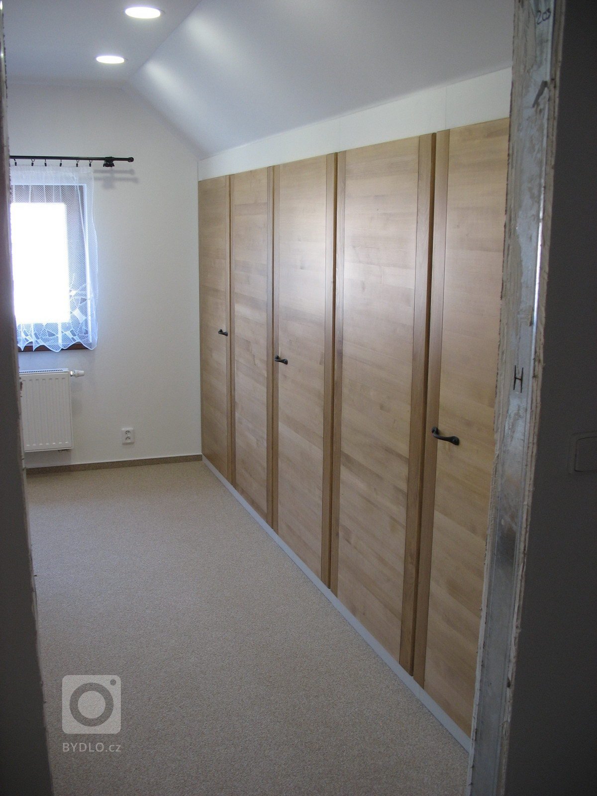 Stavební úpravy rodinného domu u Písku zahrnovaly v prvé řadě návrh v podobě architektonické studie, projektu, demoliční práce následované samotnou výstavbou.…