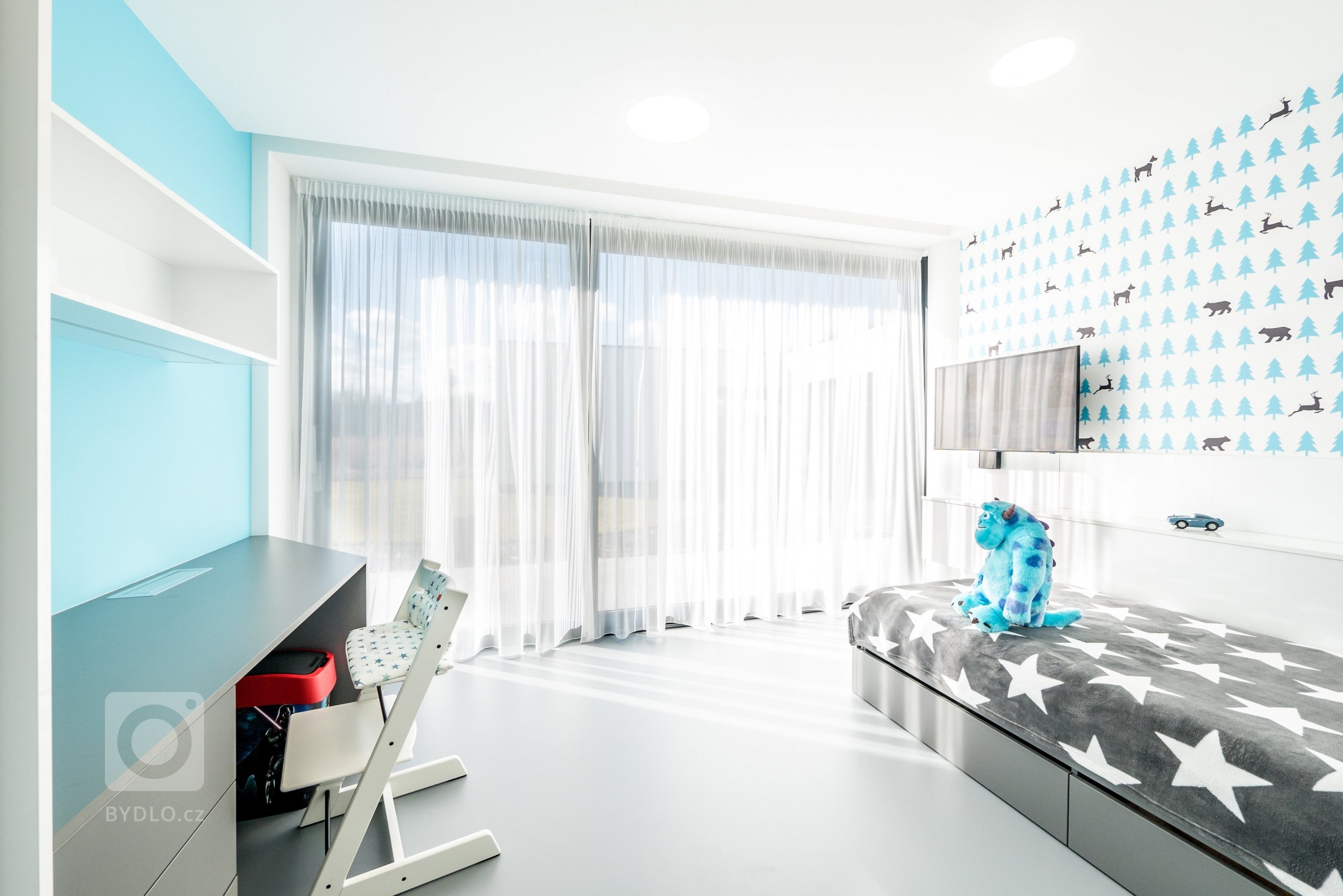 ...druhý modrý a zrcadlově obrácený.