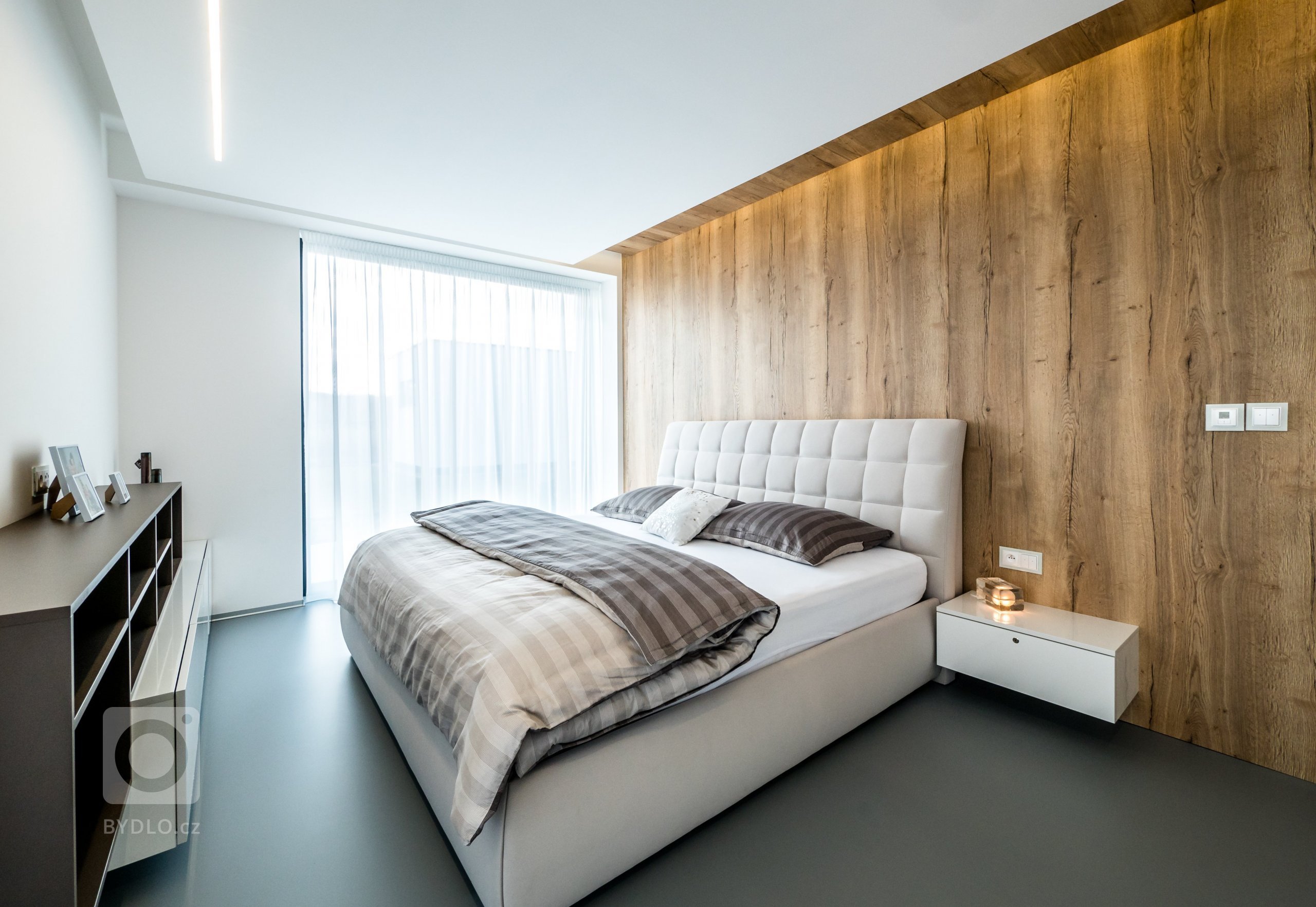 Ložnice je laděna do přírodních barev...