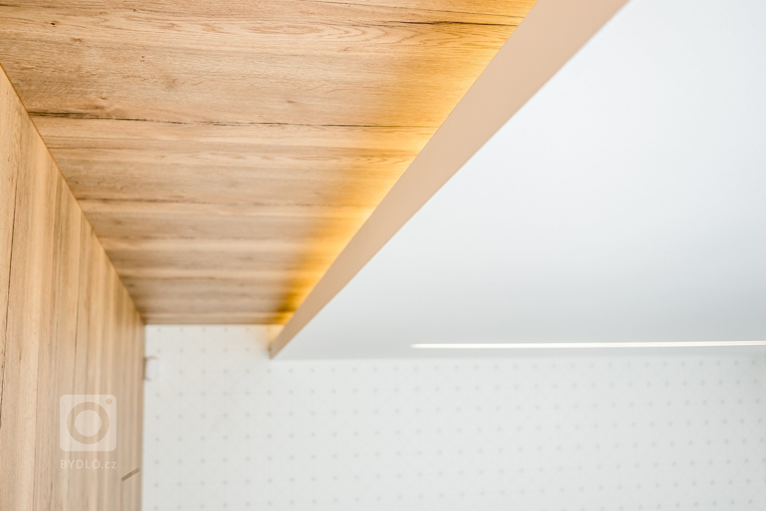 I tady jsou vychytané detaily nepříméno nasvětlení kombinovaného s nasvětlovacími liniemi...