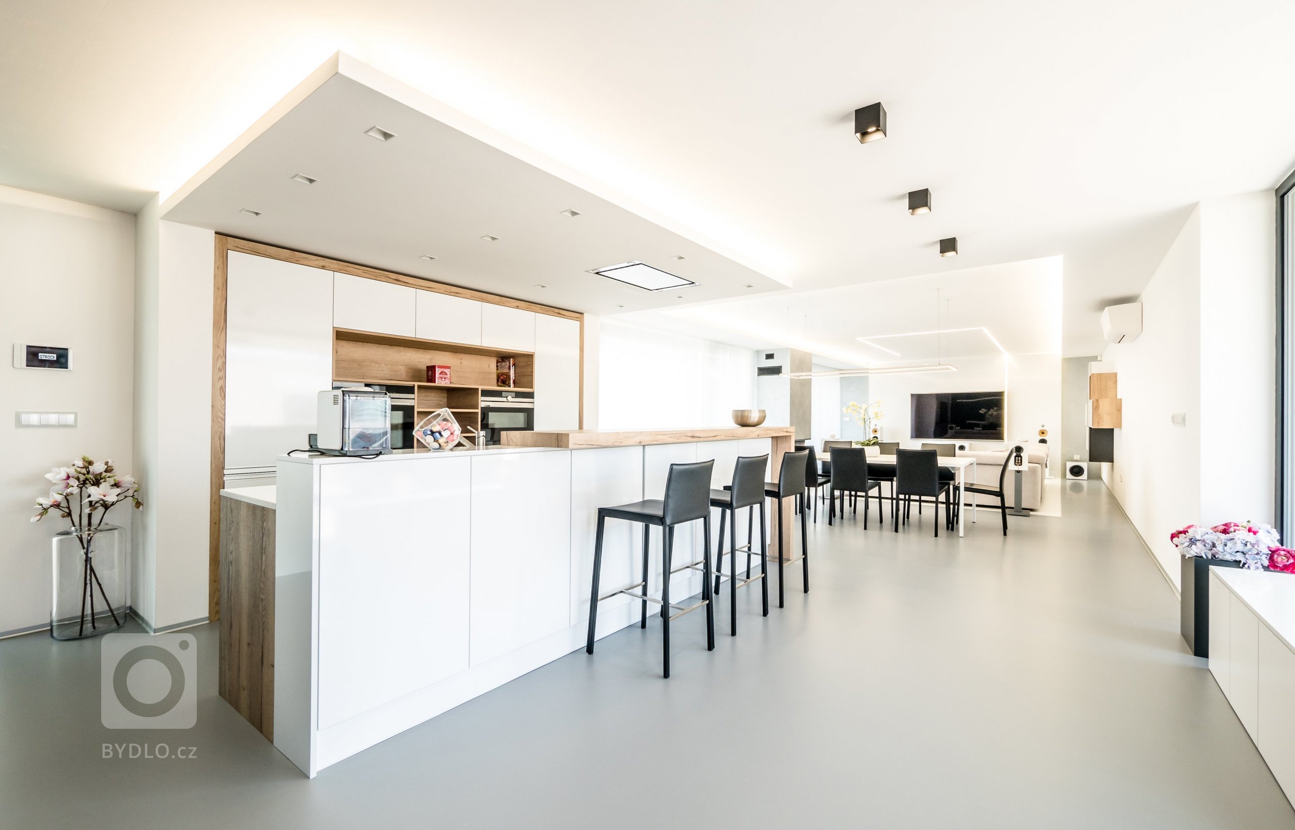 Barevnou návaznost podlahy a její barevné členění nám umožnila technologie lité polyuretanové stěrky, která se dá nejen barevně členit, ale hlavně vypadá naprosto úžasně a dodává pocit hebkosti.