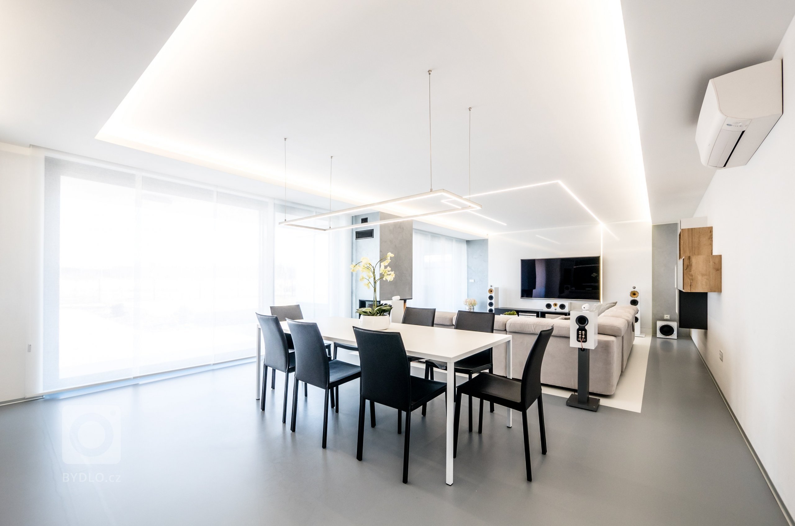 Nejdůležitějším prostorem celého domu je rozsáhlý obývací prostor...