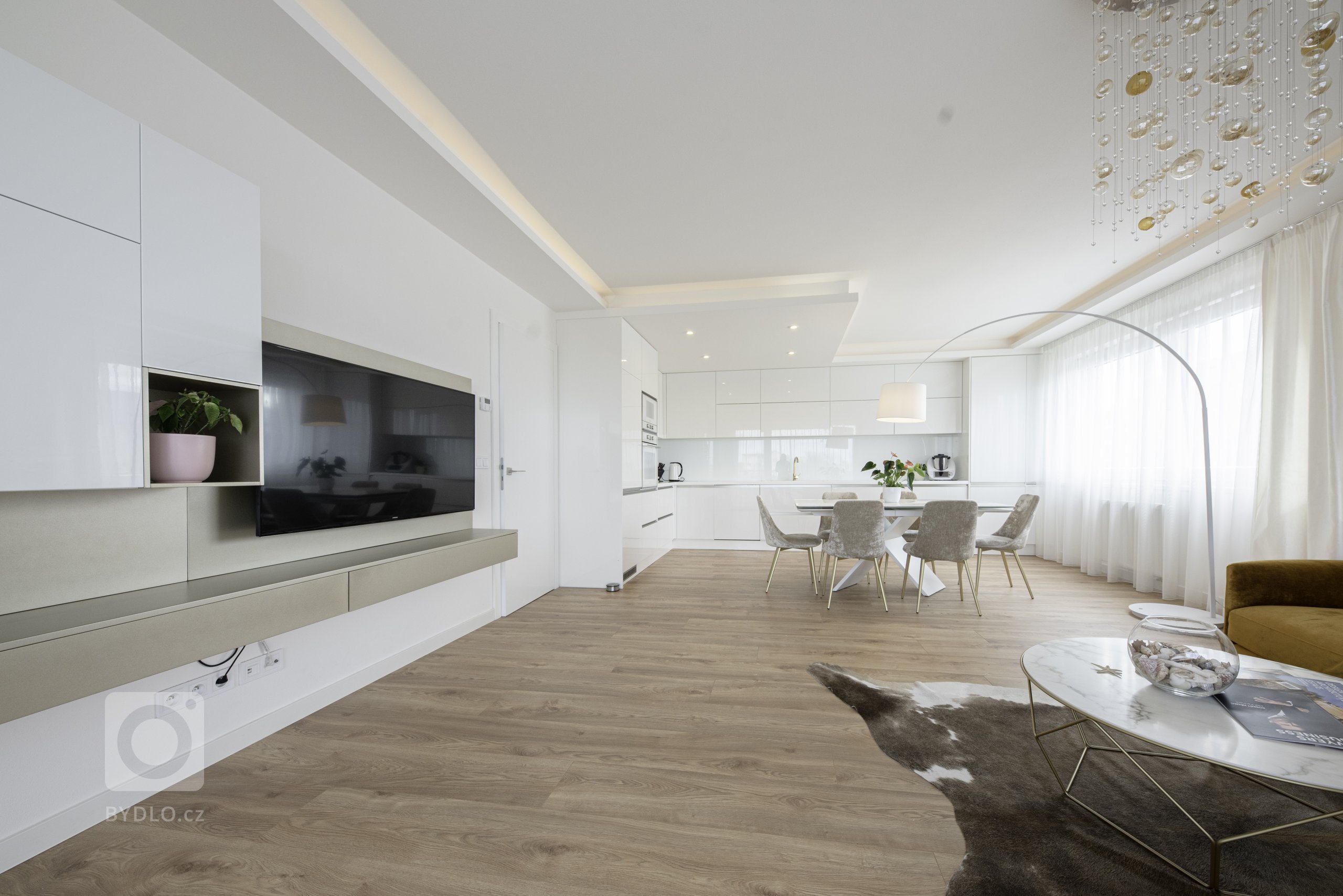 Kompletní návrh vybavení vzorového bytu v Českých Budějovicích.

Veškerý nabýtek z rukou tradiční výroby italských mistrů.

Vystavené značky: Samoa, Bonaldo,…