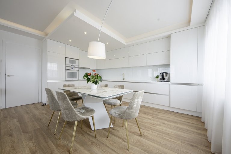 Kompletní návrh vybavení vzorového bytu v Českých Budějovicích.

Veškerý nabýtek z rukou tradiční výroby italských mistrů.

Vystavené značky: Samoa, Bonaldo,…