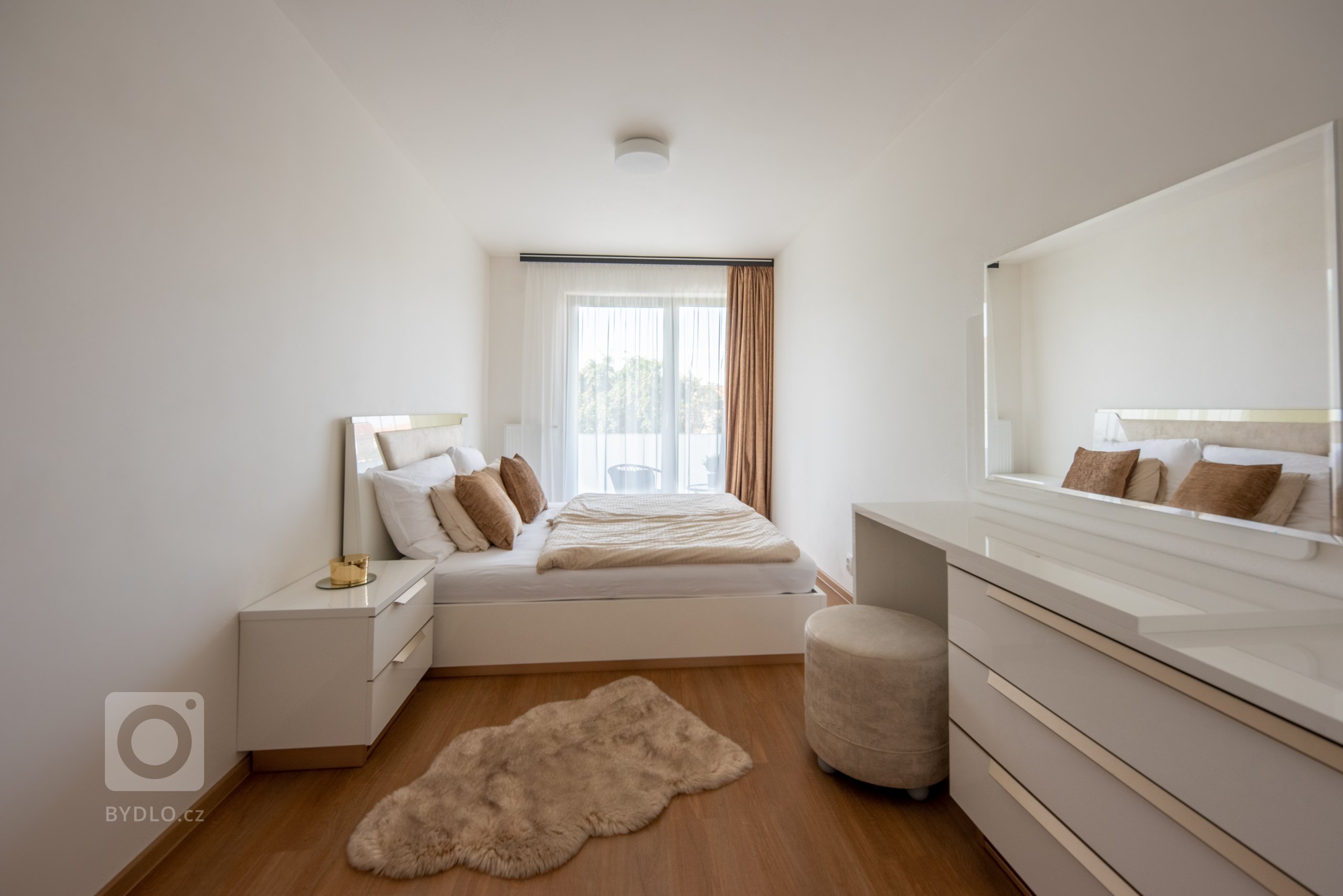 Realizace moderního obývacího pokoje a ložnice v glamour stylu.&nbsp;

Sedací souprava je z kolekce MONO s výsuvnými sedáky, obývací stěna je v černém matném…