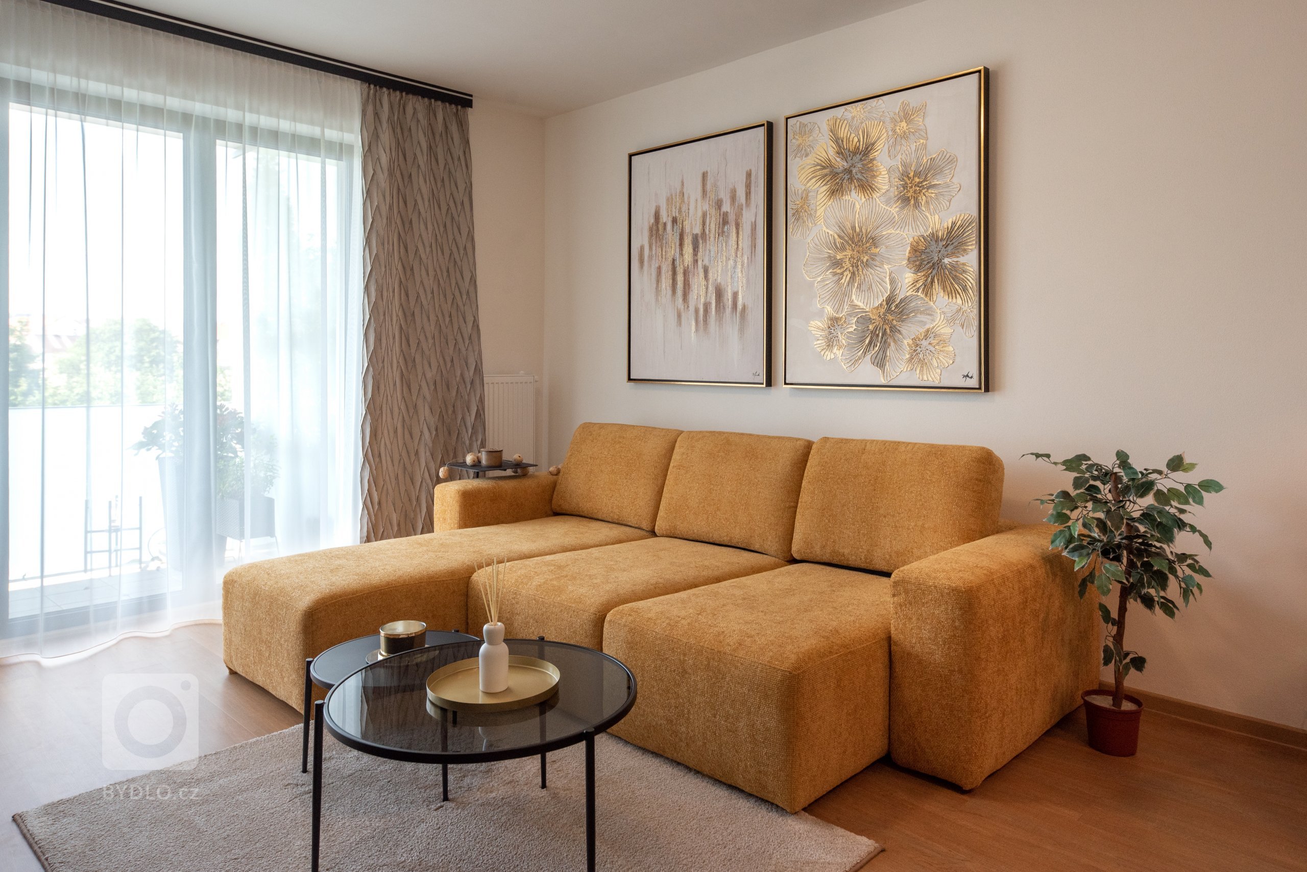 Realizace moderního obývacího pokoje a ložnice v glamour stylu.&nbsp;

Sedací souprava je z kolekce MONO s výsuvnými sedáky, obývací stěna je v černém matném…