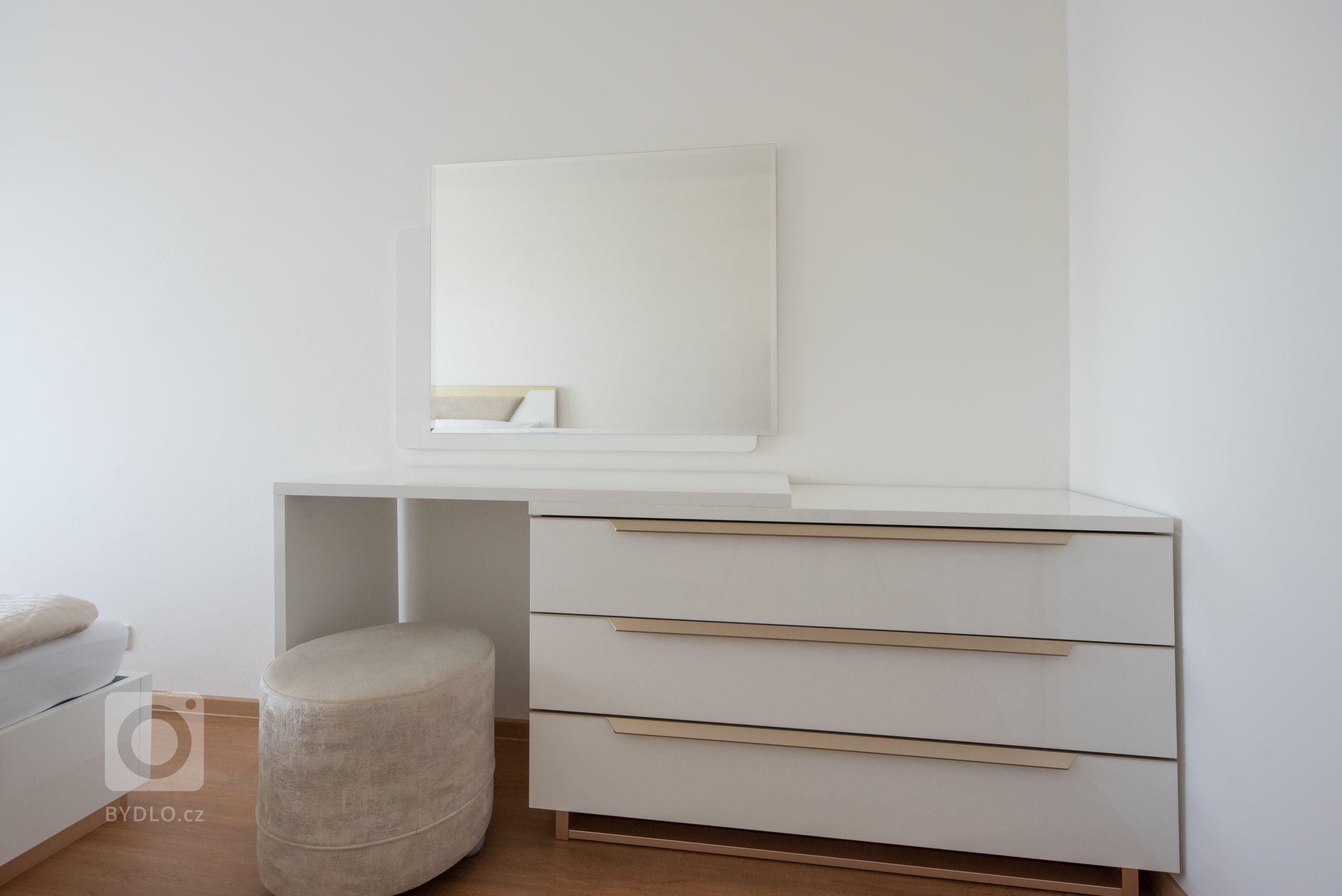 Realizace moderního obývacího pokoje a ložnice v glamour stylu.&nbsp;

Sedací souprava je z kolekce MONO s výsuvnými sedáky, obývací stěna je v černém matném…