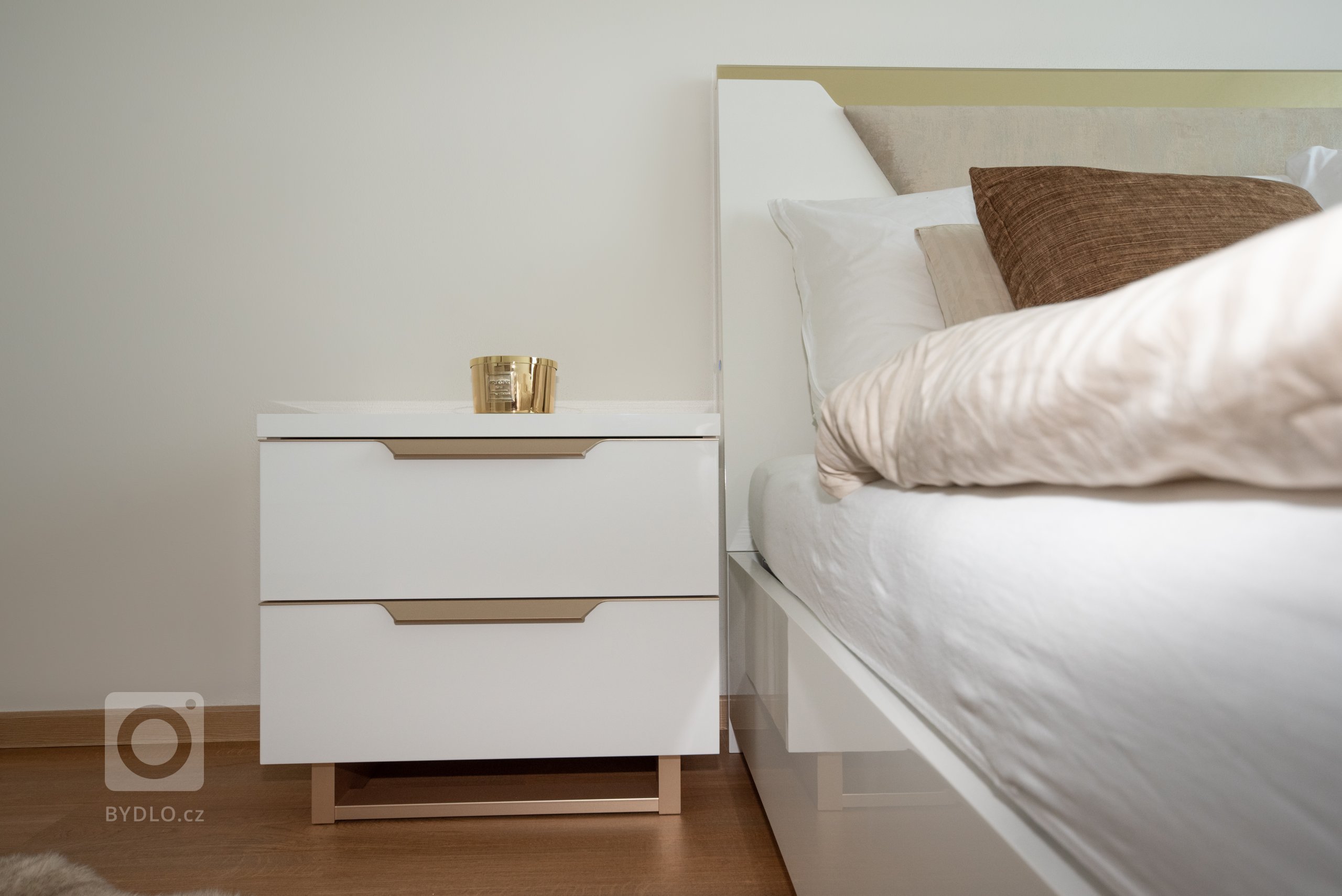 Realizace moderního obývacího pokoje a ložnice v glamour stylu.&nbsp;

Sedací souprava je z kolekce MONO s výsuvnými sedáky, obývací stěna je v černém matném…