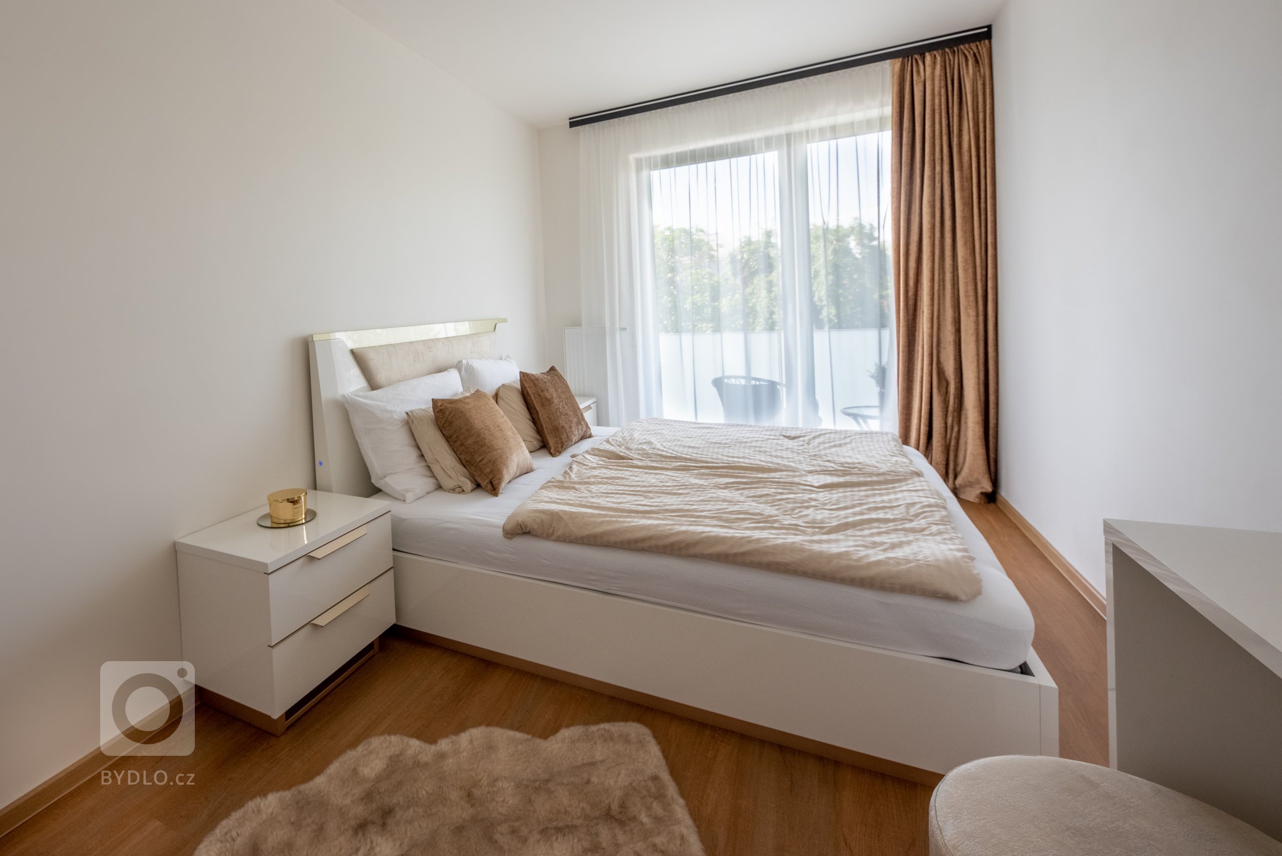 Realizace moderního obývacího pokoje a ložnice v glamour stylu.&nbsp;

Sedací souprava je z kolekce MONO s výsuvnými sedáky, obývací stěna je v černém matném…