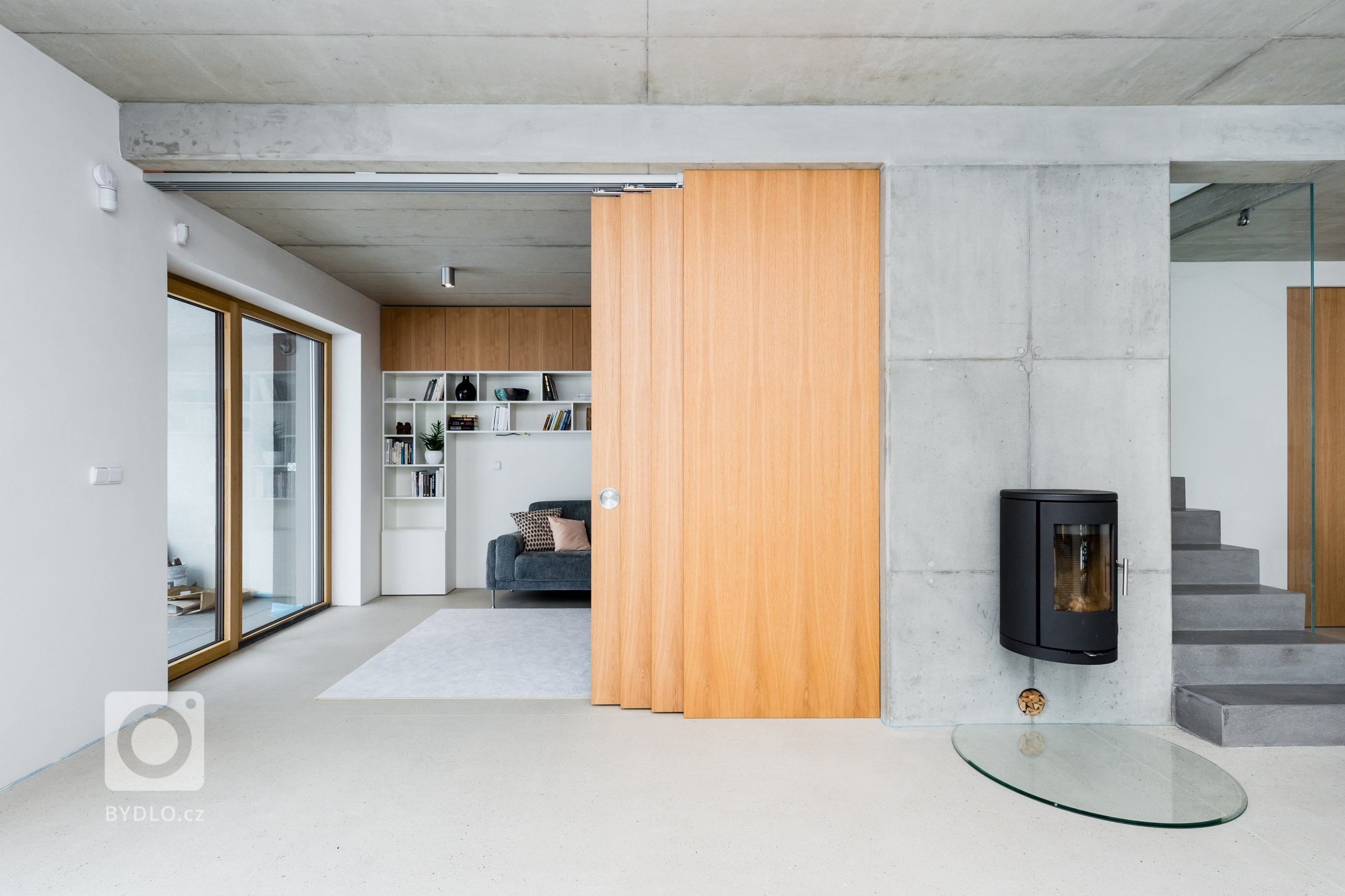 Na projektu jsem s klientem začala spolupracovat již ve fázi hrubé stavby, tak bylo možné ovlivnit matriály jako strop z pohledového betonu, kterému se celý…