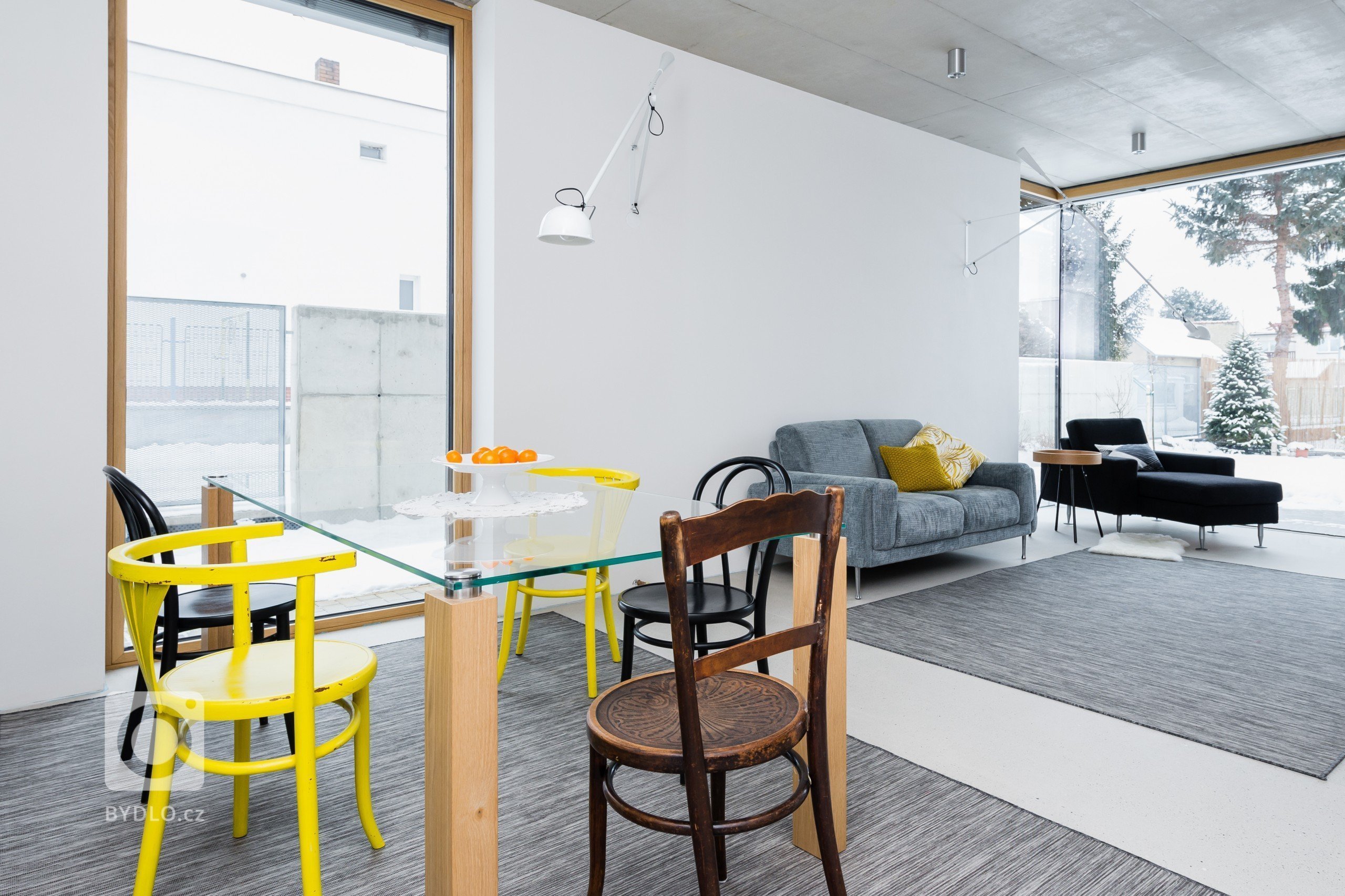 Na projektu jsem s klientem začala spolupracovat již ve fázi hrubé stavby, tak bylo možné ovlivnit matriály jako strop z pohledového betonu, kterému se celý…