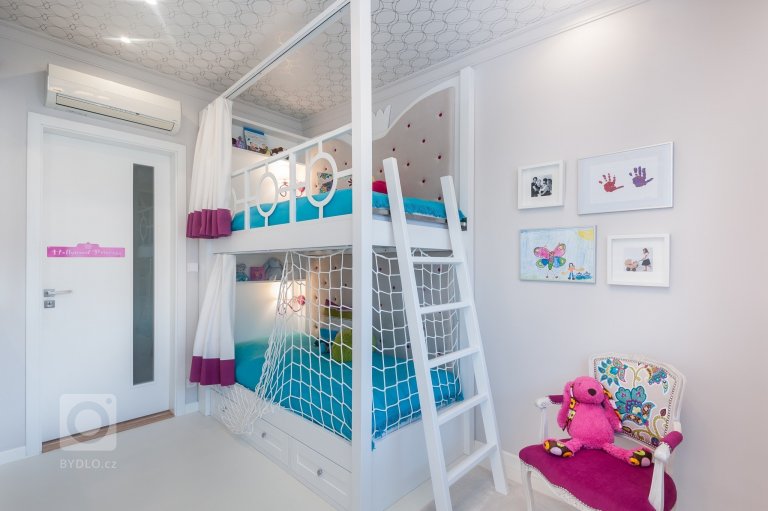 Pokoj pro dvě malé holčičky je navržen s ohledem na velikost pokoje a potřeby holčiček. Veškerý nábytek je zhotoven na míru z masivu (olše) stříkaného na bílo.…