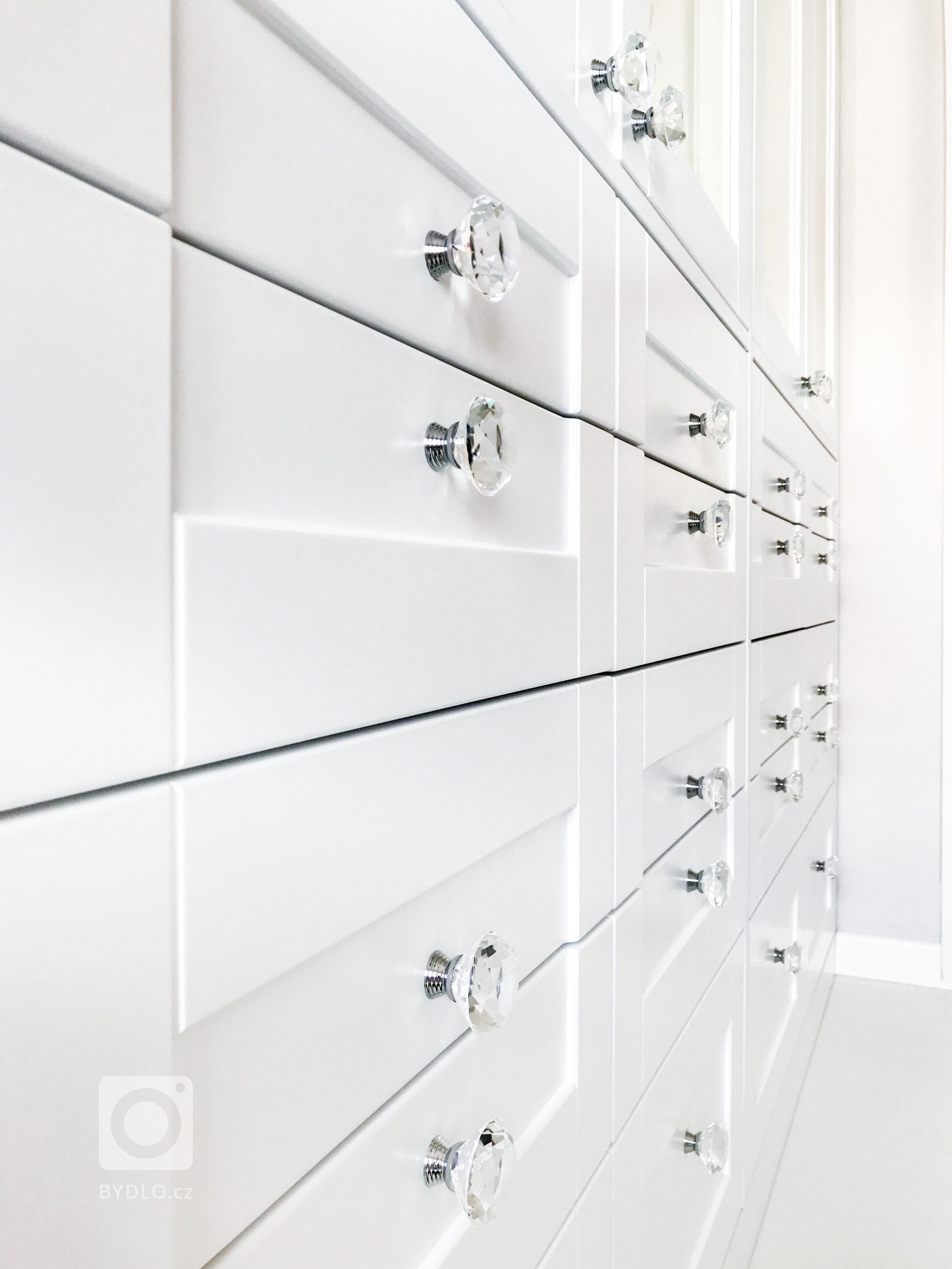 Pokoj pro dvě malé holčičky je navržen s ohledem na velikost pokoje a potřeby holčiček. Veškerý nábytek je zhotoven na míru z masivu (olše) stříkaného na bílo.…