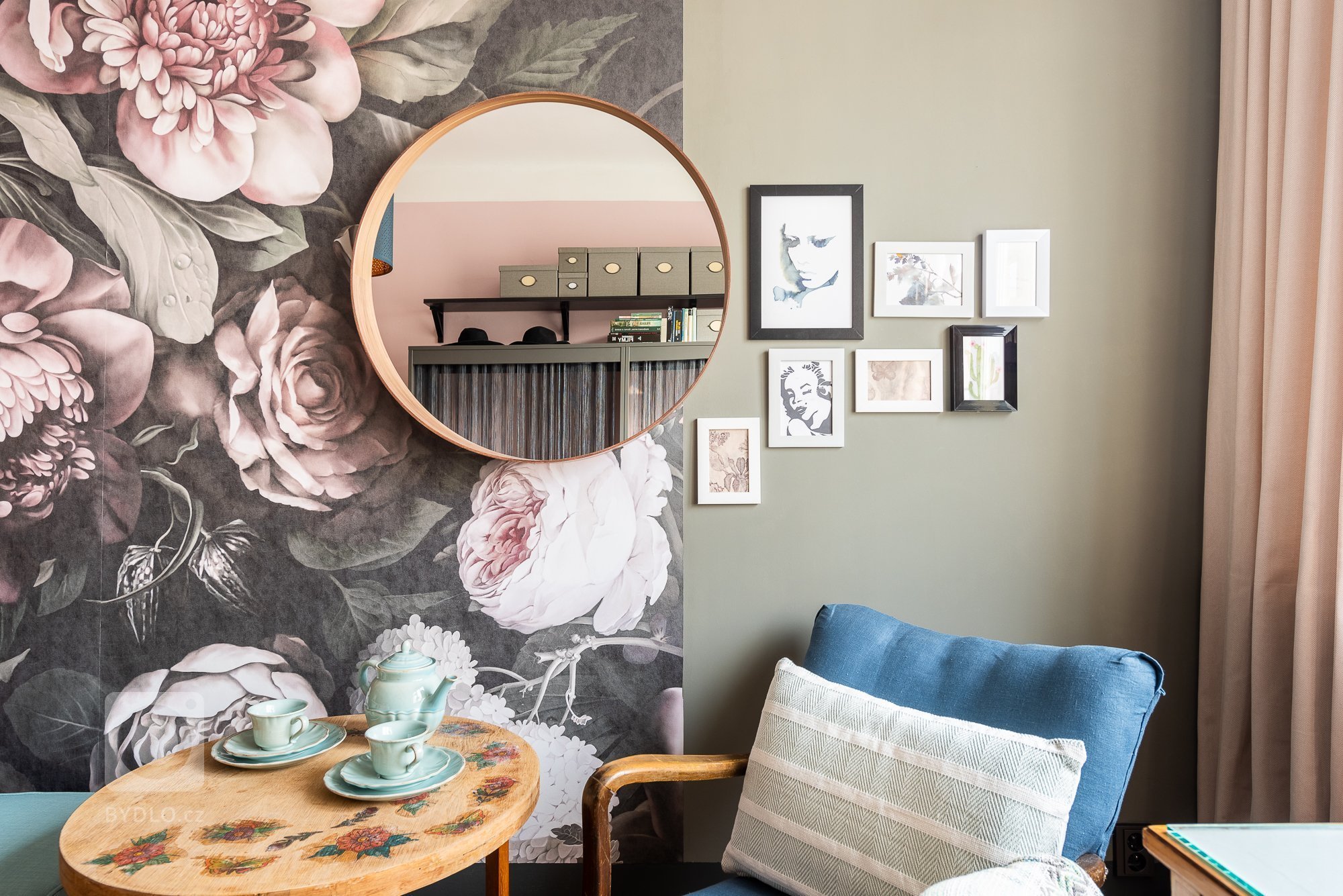 Anička je umělkyně, sama tvoří plno kreativních věcí. Měla jsem jasný úkol, vytvořit místo pro práci, místo pro ukládání věcí, pro spaní a zázemí pro návštěvy.…