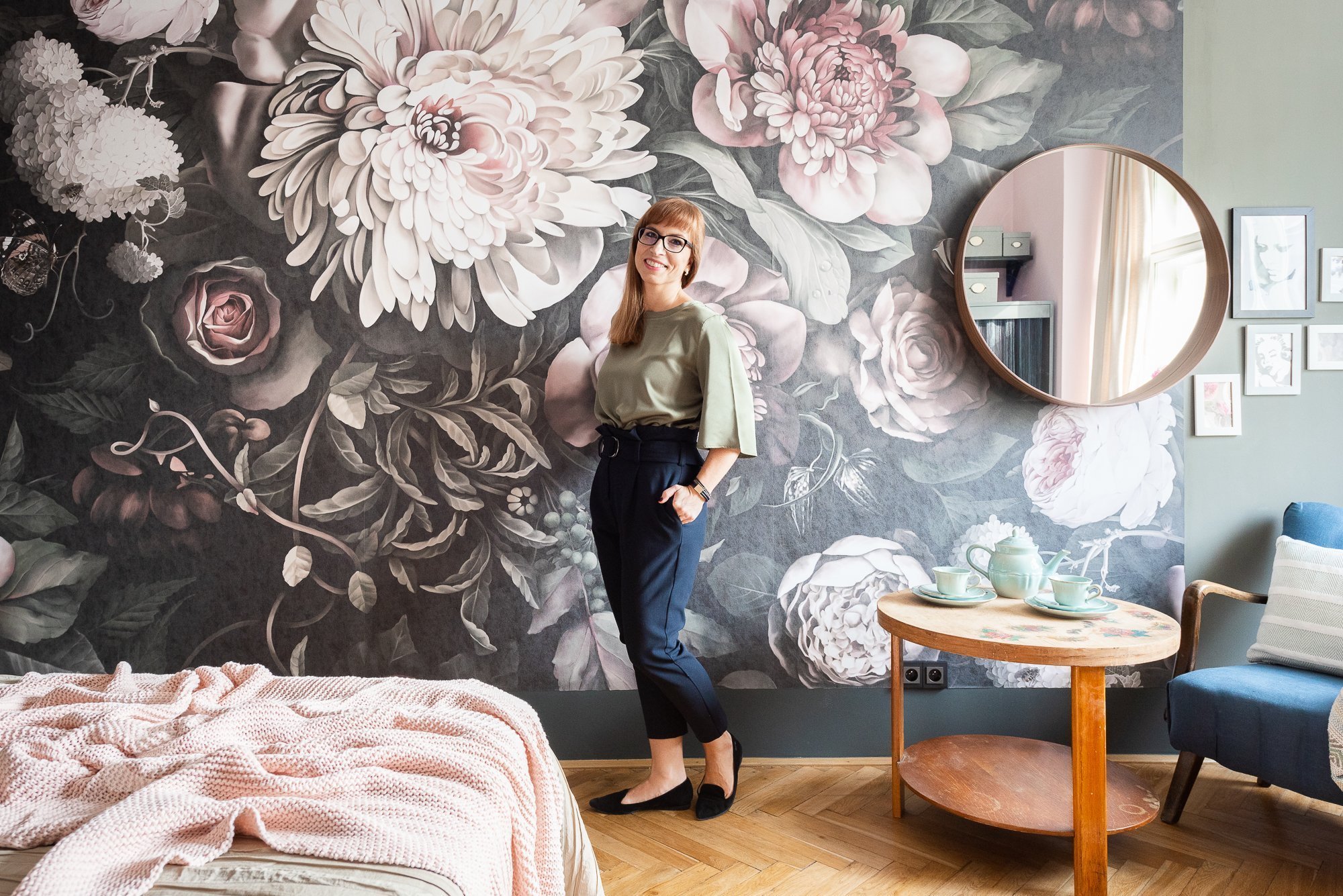 Anička je umělkyně, sama tvoří plno kreativních věcí. Měla jsem jasný úkol, vytvořit místo pro práci, místo pro ukládání věcí, pro spaní a zázemí pro návštěvy.…