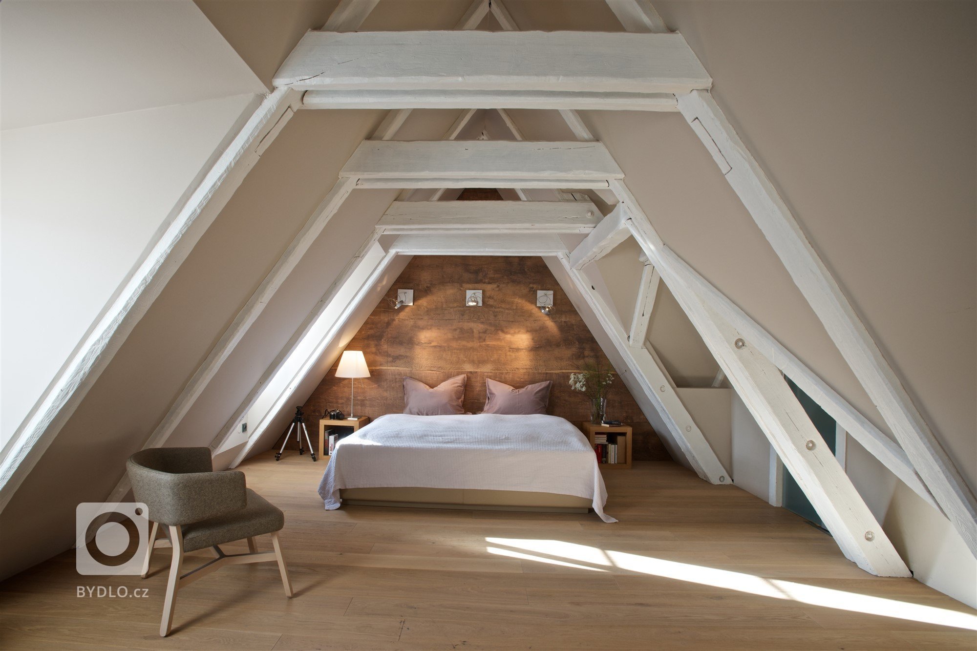 Rodiče se dvěma malými dětmi si přáli vytvořit na poměrně malé půdě plnohodnotný víkendový byt.

Cílem bylo daný prostor (vzhledem k jeho velikosti a omezení…