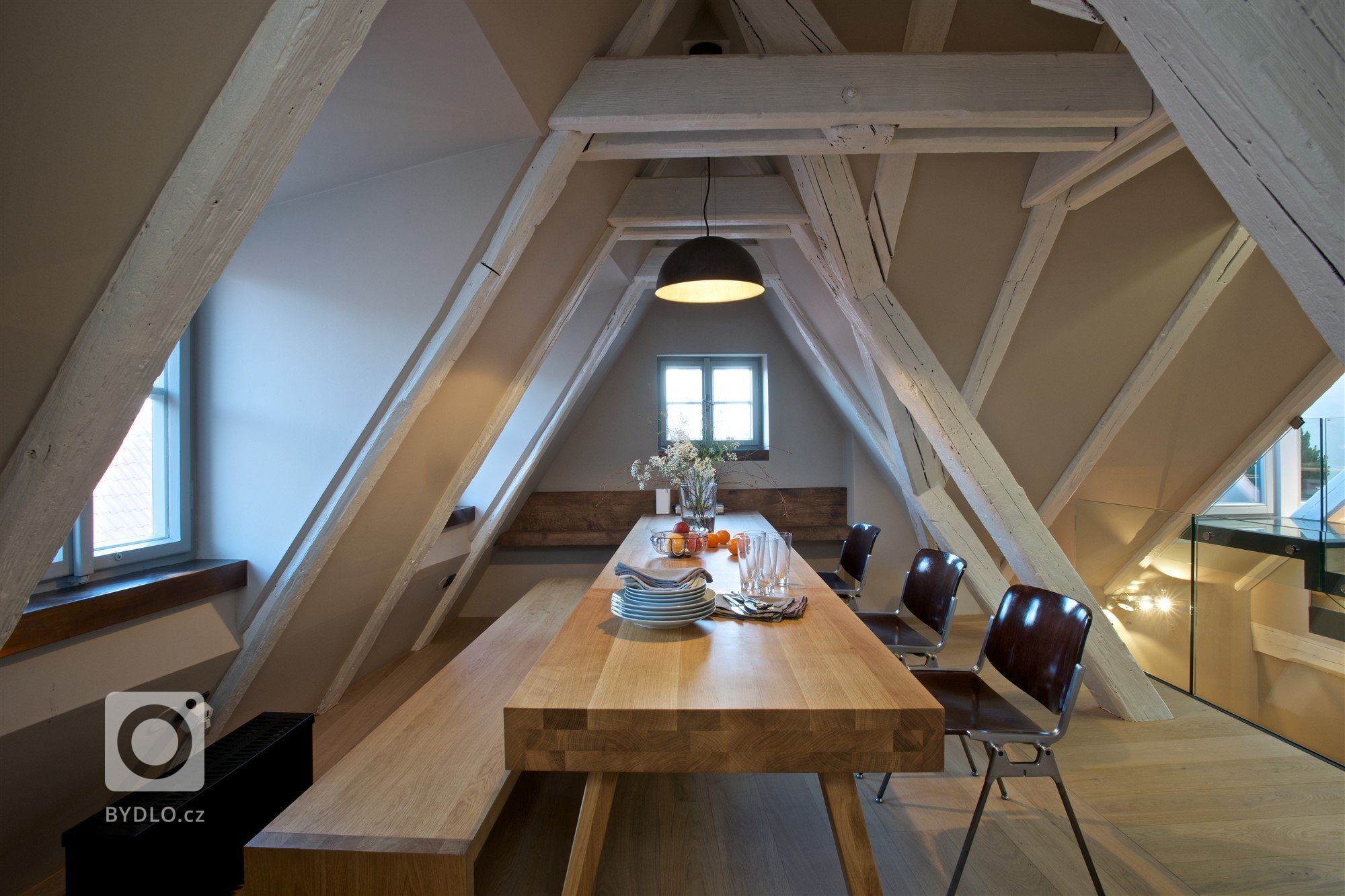 Rodiče se dvěma malými dětmi si přáli vytvořit na poměrně malé půdě plnohodnotný víkendový byt.

Cílem bylo daný prostor (vzhledem k jeho velikosti a omezení…