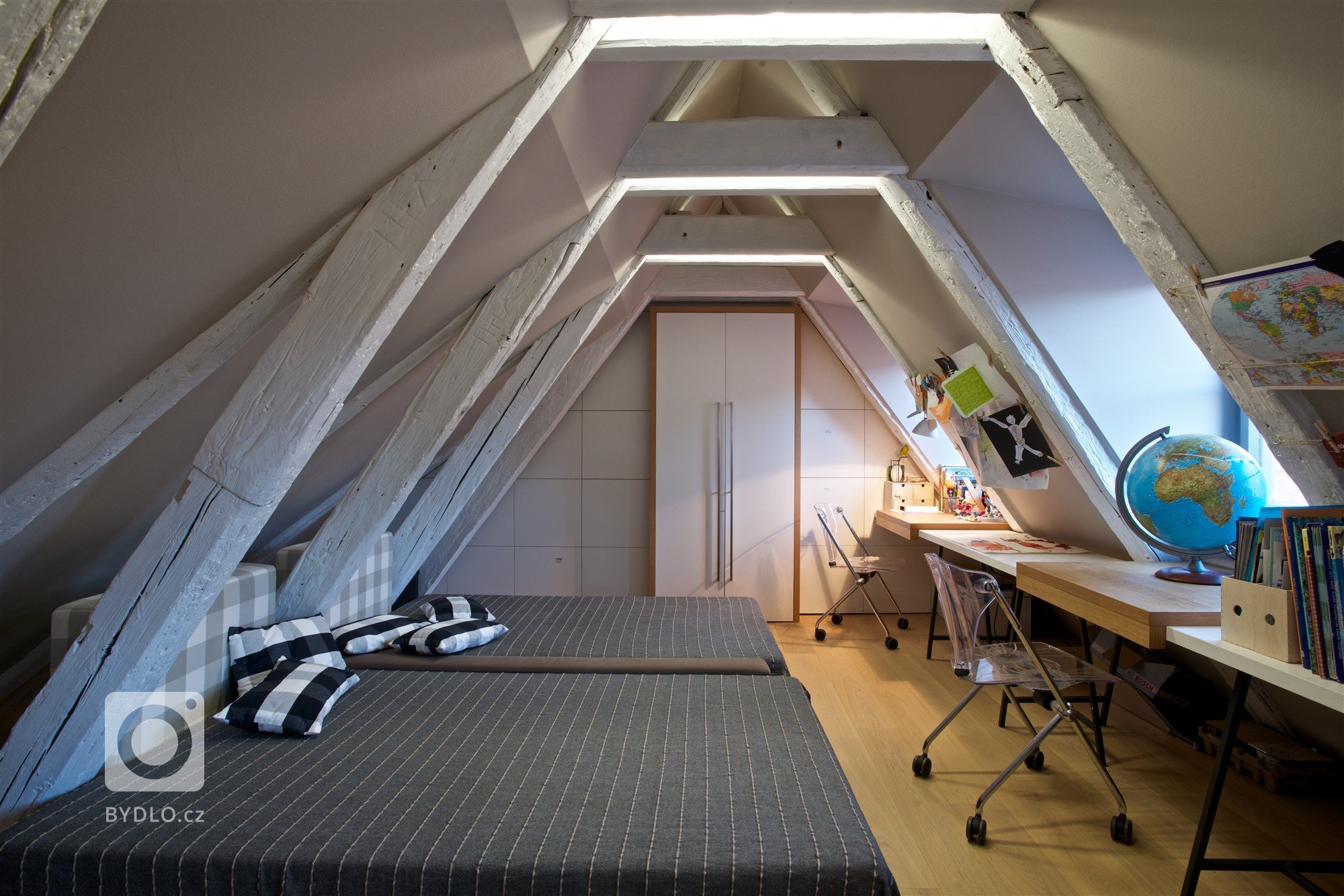 Rodiče se dvěma malými dětmi si přáli vytvořit na poměrně malé půdě plnohodnotný víkendový byt.

Cílem bylo daný prostor (vzhledem k jeho velikosti a omezení…