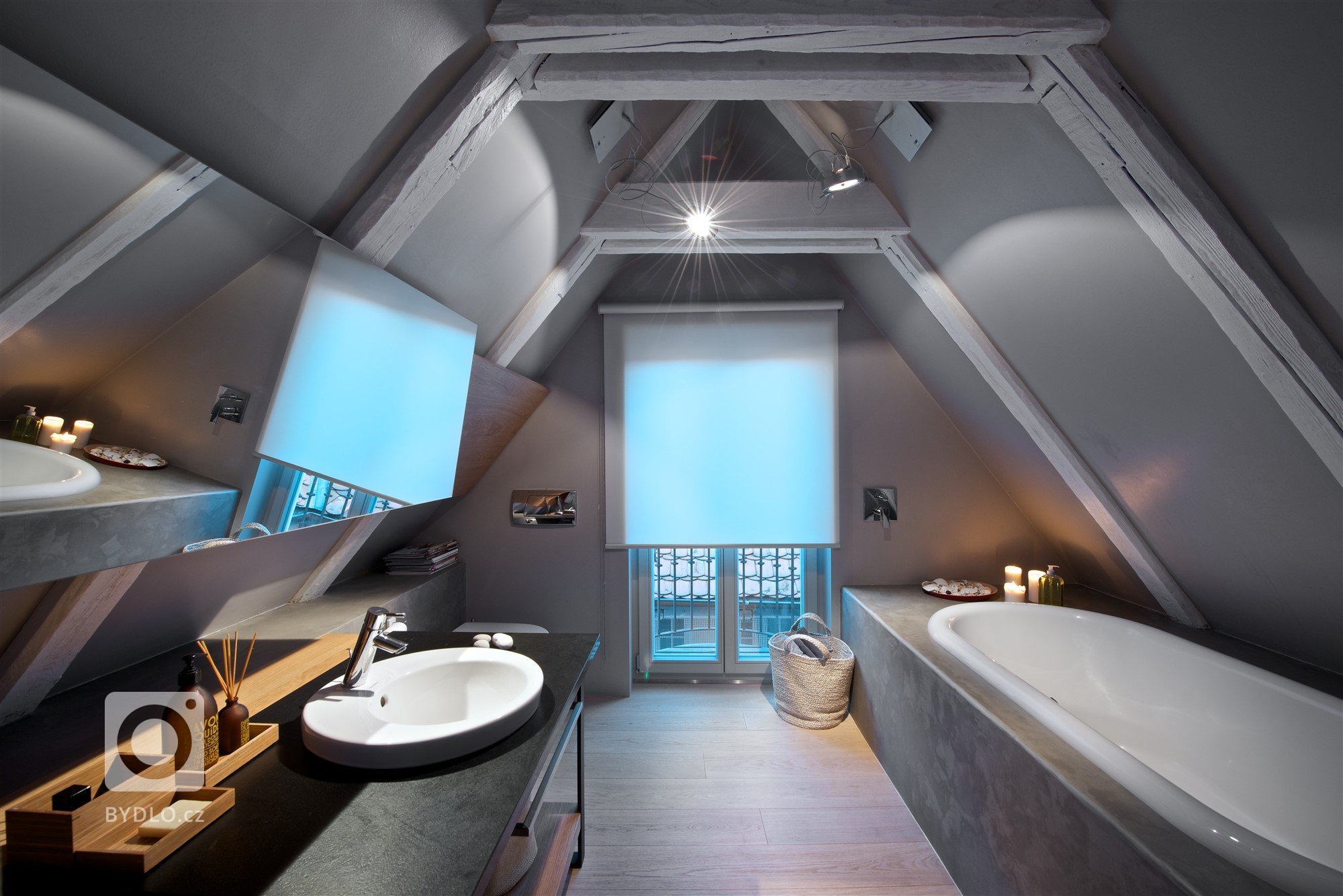 Rodiče se dvěma malými dětmi si přáli vytvořit na poměrně malé půdě plnohodnotný víkendový byt.

Cílem bylo daný prostor (vzhledem k jeho velikosti a omezení…