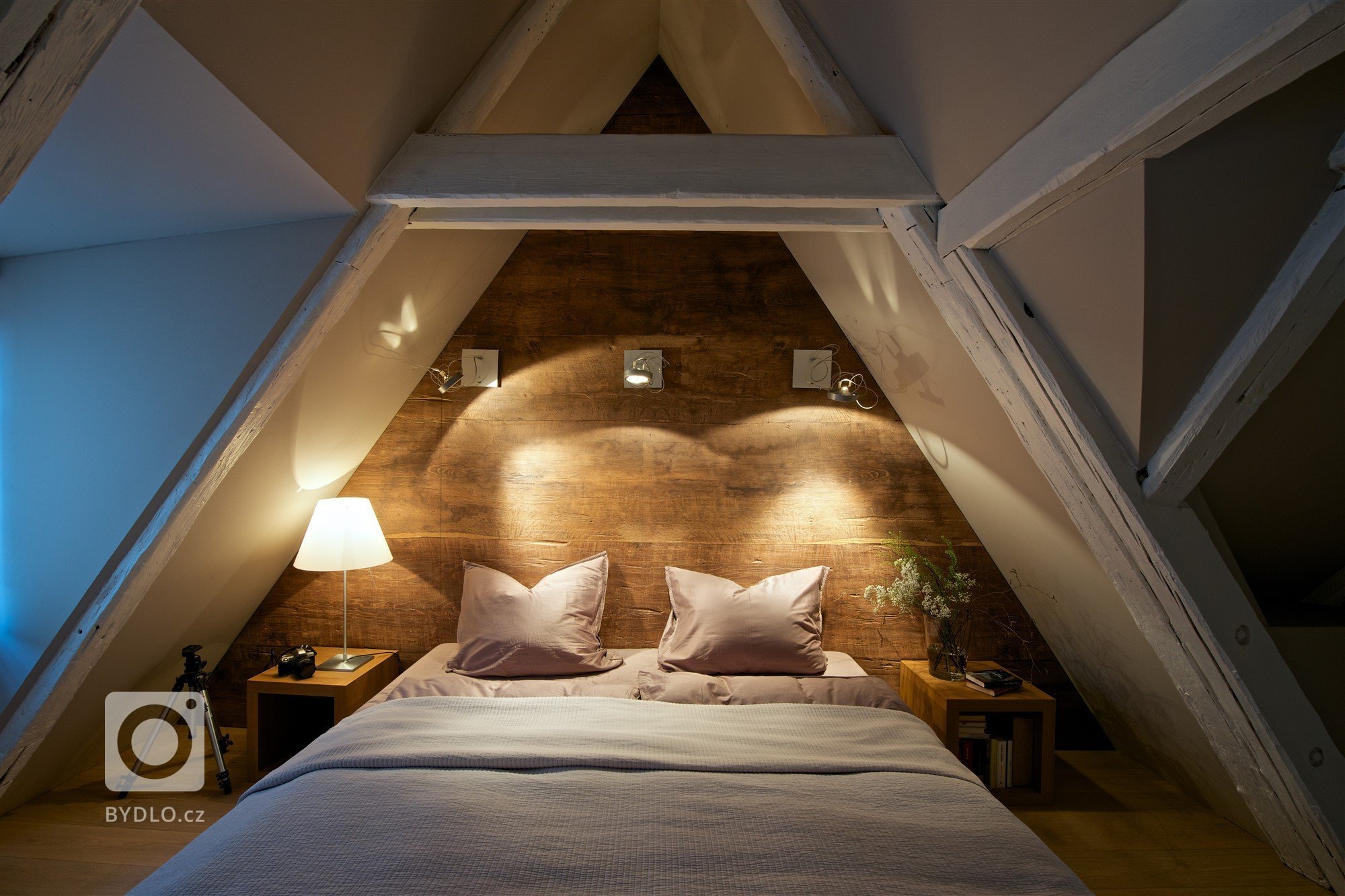 Rodiče se dvěma malými dětmi si přáli vytvořit na poměrně malé půdě plnohodnotný víkendový byt.

Cílem bylo daný prostor (vzhledem k jeho velikosti a omezení…