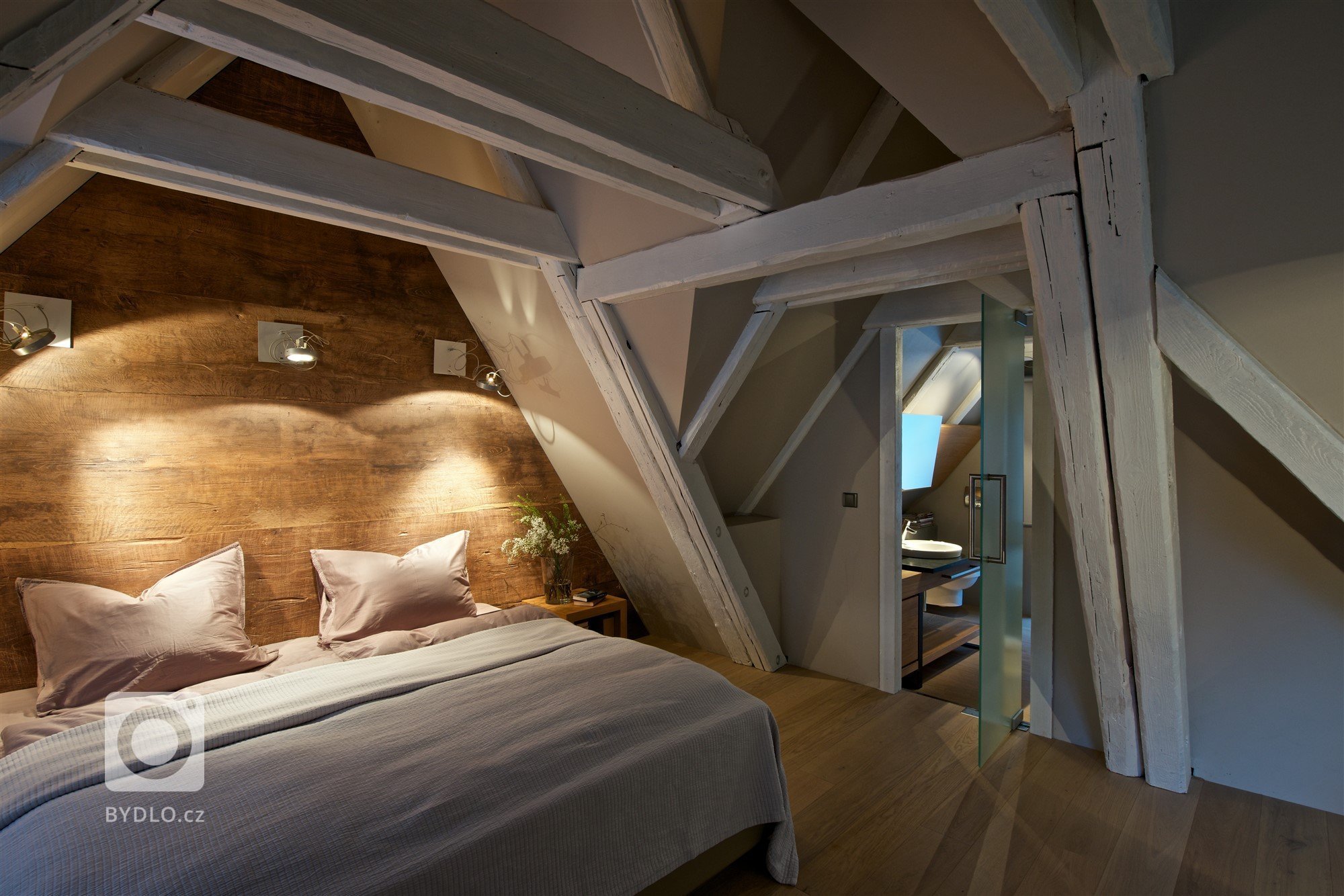 Rodiče se dvěma malými dětmi si přáli vytvořit na poměrně malé půdě plnohodnotný víkendový byt.

Cílem bylo daný prostor (vzhledem k jeho velikosti a omezení…