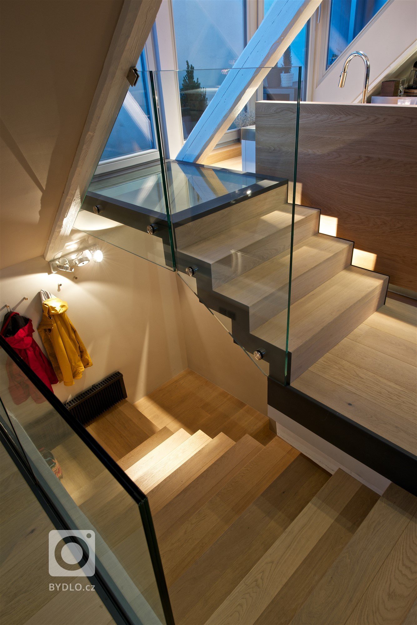 Rodiče se dvěma malými dětmi si přáli vytvořit na poměrně malé půdě plnohodnotný víkendový byt.

Cílem bylo daný prostor (vzhledem k jeho velikosti a omezení…