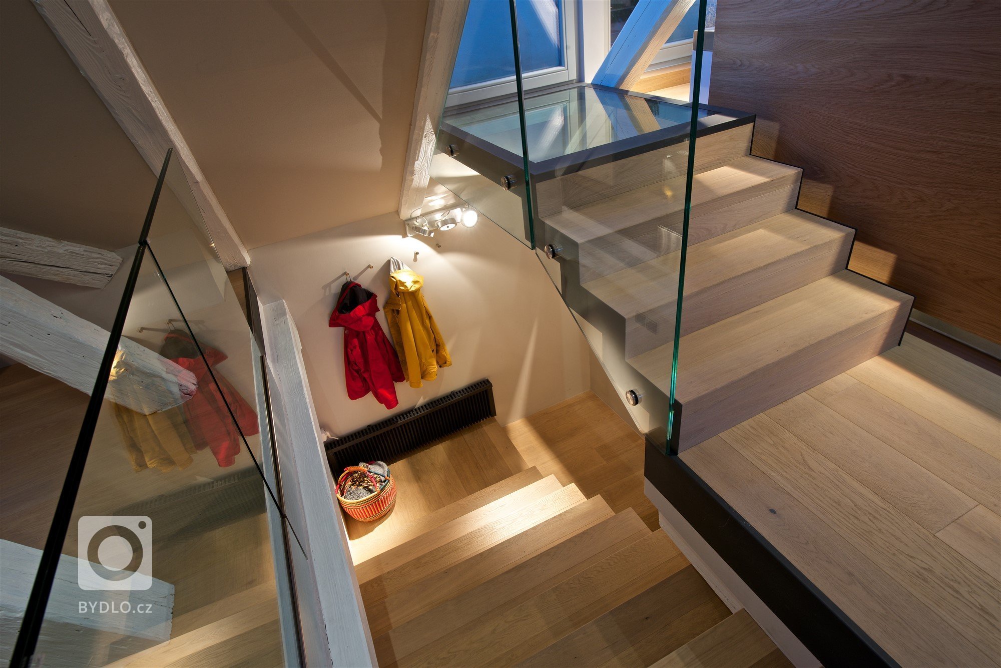 Rodiče se dvěma malými dětmi si přáli vytvořit na poměrně malé půdě plnohodnotný víkendový byt.

Cílem bylo daný prostor (vzhledem k jeho velikosti a omezení…