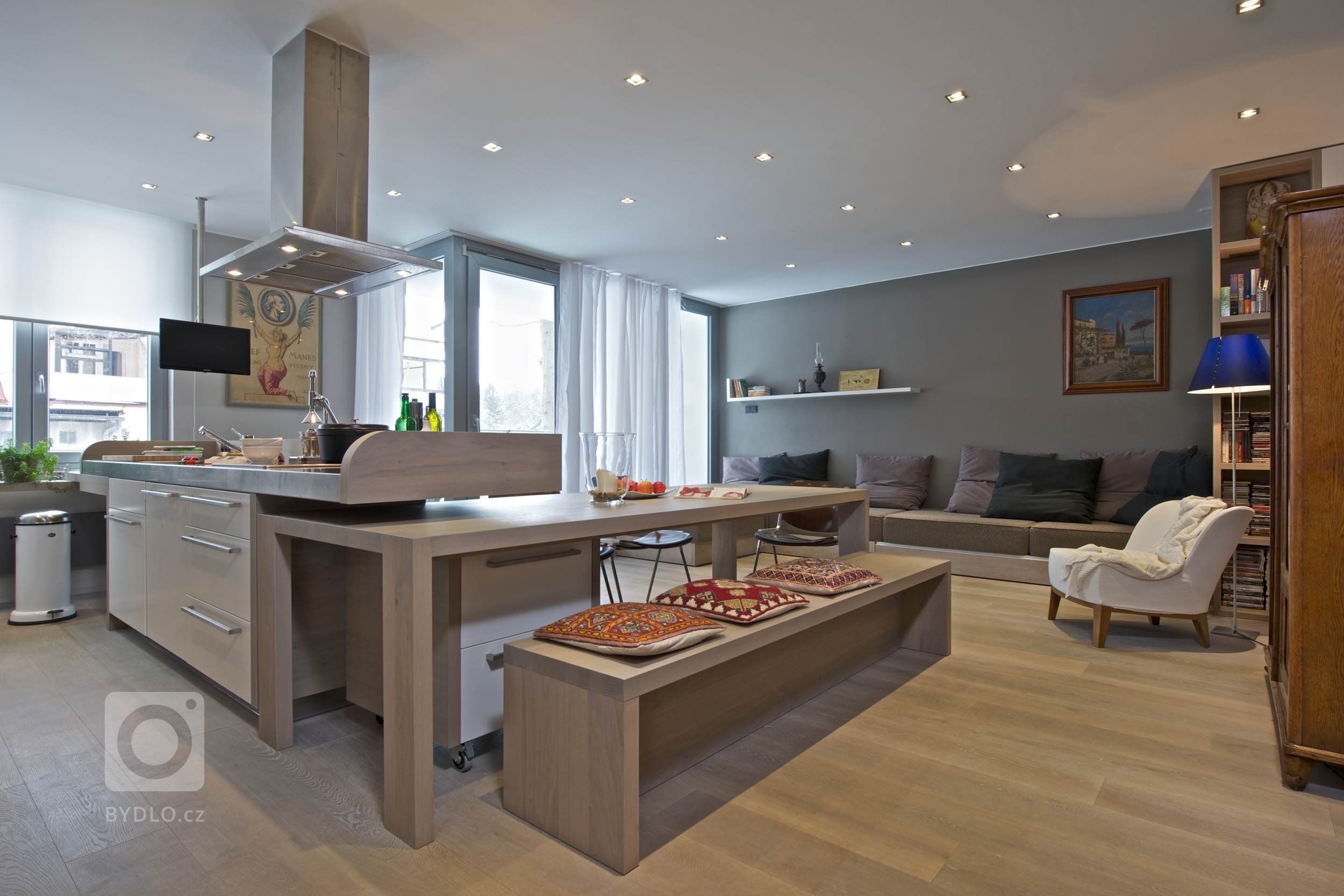 POHODLNÝ BYT PRO ČTYŘČLENNOU RODINU

Vychází&nbsp;z&nbsp;obdivu&nbsp;ke&nbsp;skandinávskému stylu bydlení, přírodním materiálům&nbsp;a&nbsp;světlým barvám.…