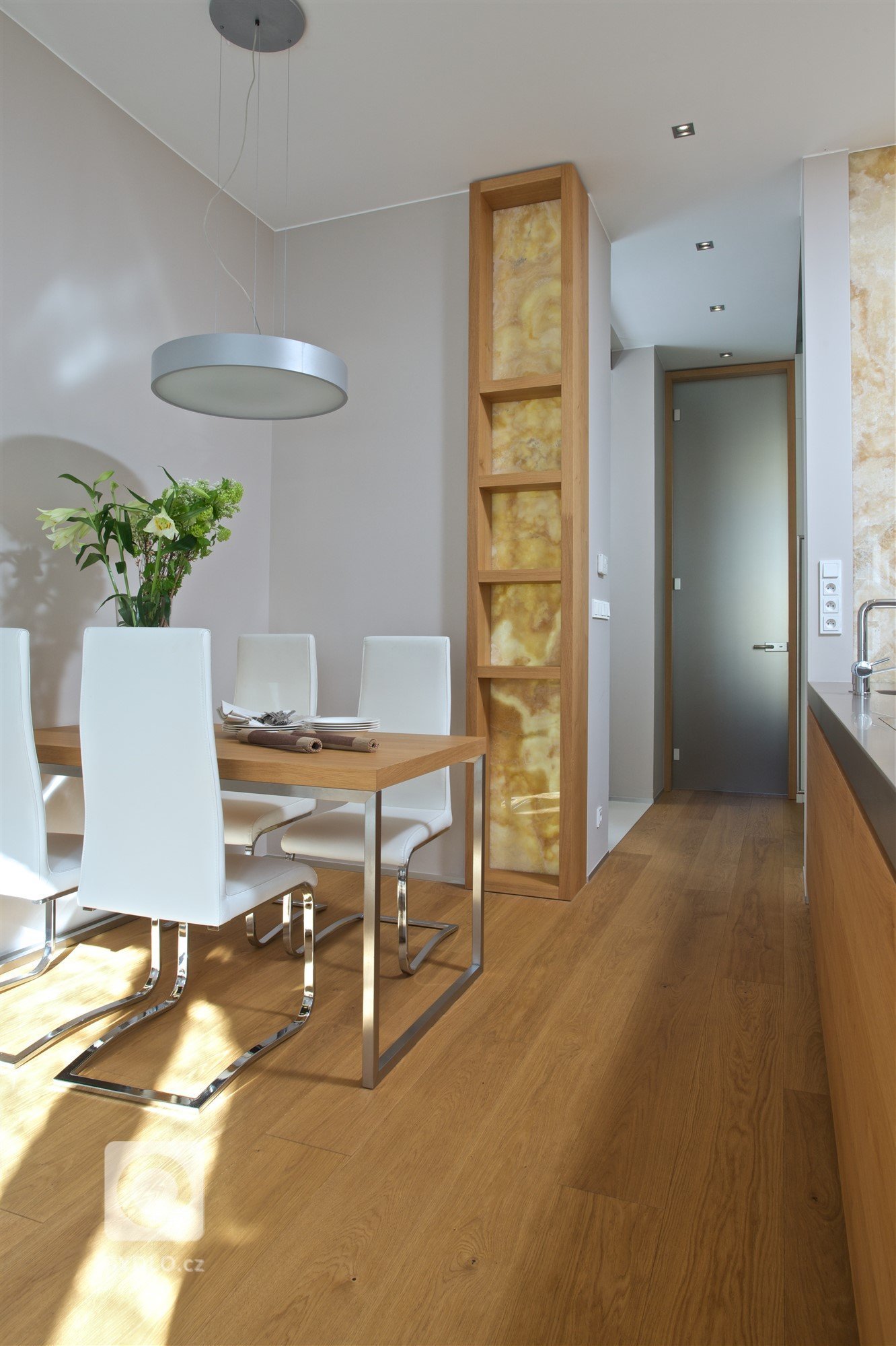 Náš dlouholetý klient koupil malý byt v prvorepublikovém domě v hlavním městě. Respektive se jedná o úzký dlouhý trakt, který působil spíše depresivně. Výhodou…