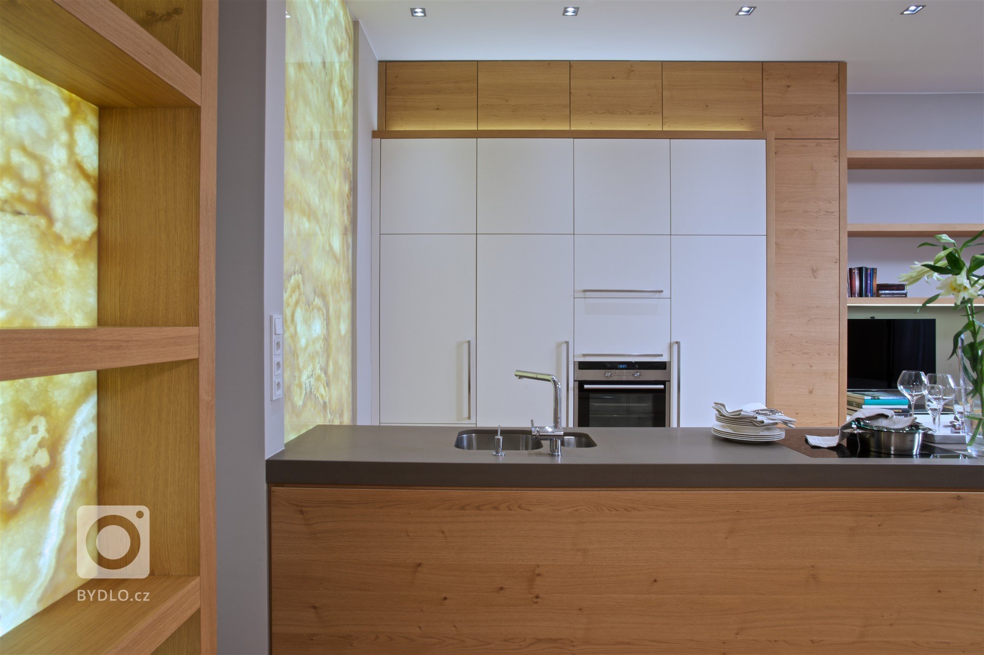 Náš dlouholetý klient koupil malý byt v prvorepublikovém domě v hlavním městě. Respektive se jedná o úzký dlouhý trakt, který působil spíše depresivně. Výhodou…