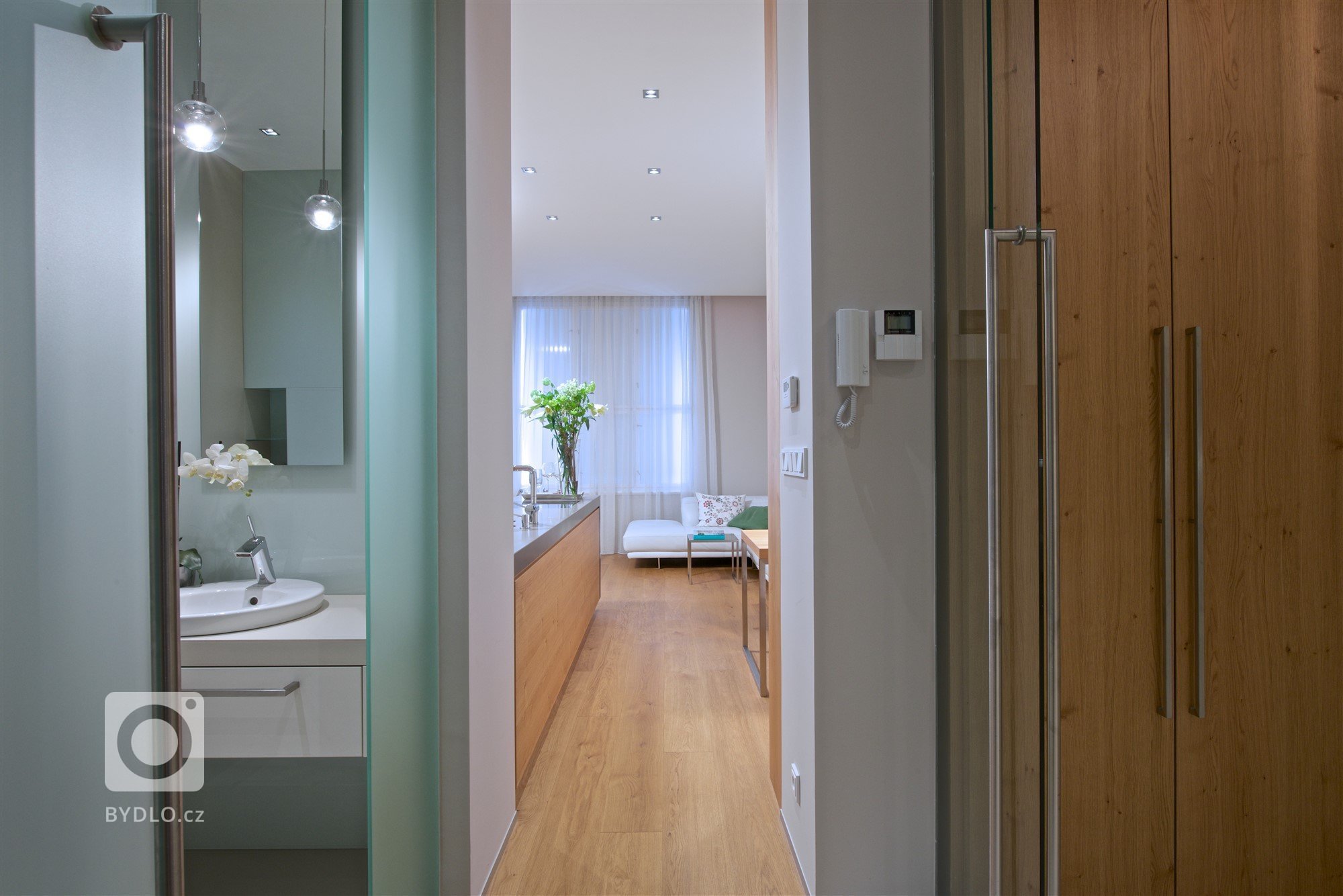 Náš dlouholetý klient koupil malý byt v prvorepublikovém domě v hlavním městě. Respektive se jedná o úzký dlouhý trakt, který působil spíše depresivně. Výhodou…