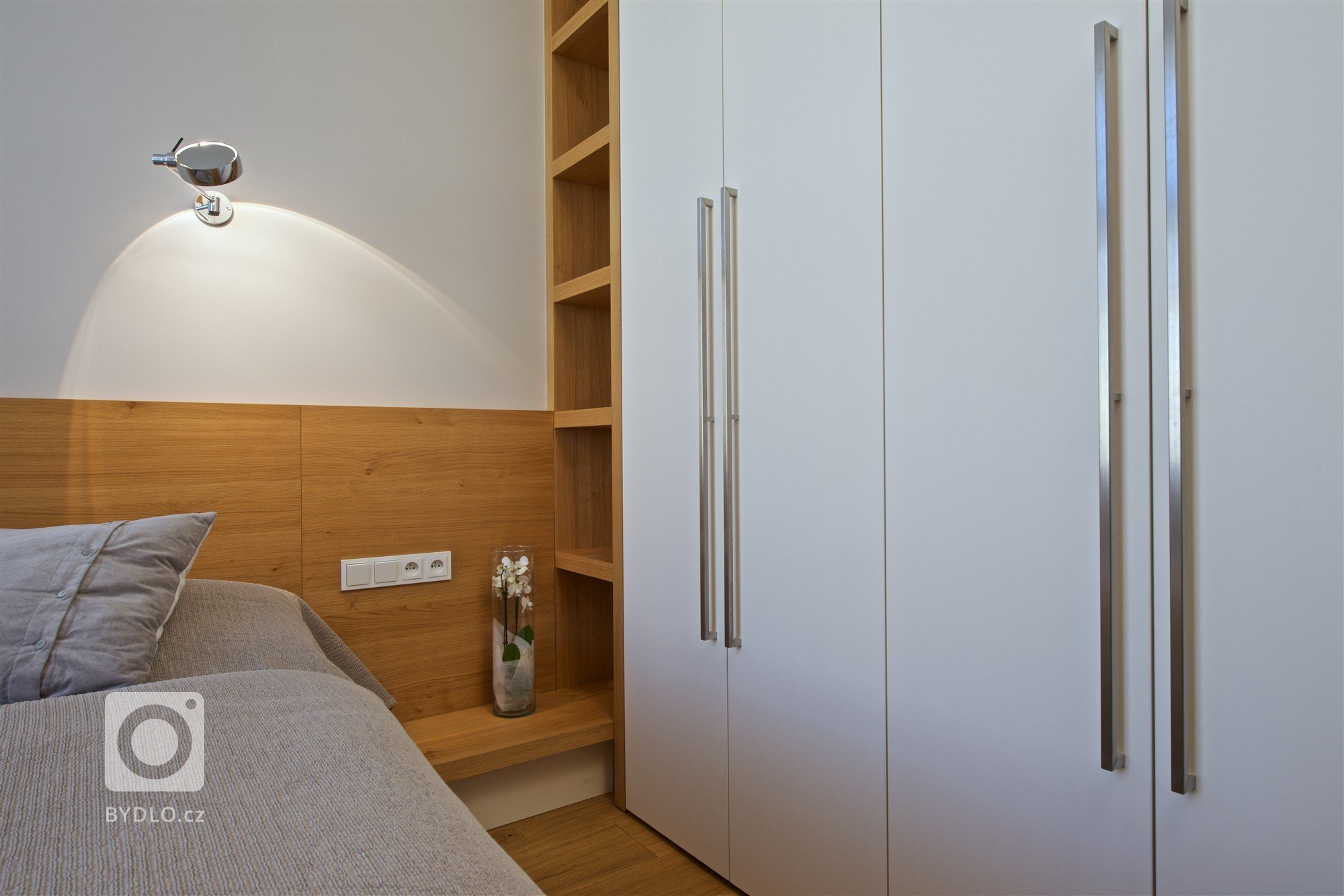 Náš dlouholetý klient koupil malý byt v prvorepublikovém domě v hlavním městě. Respektive se jedná o úzký dlouhý trakt, který působil spíše depresivně. Výhodou…