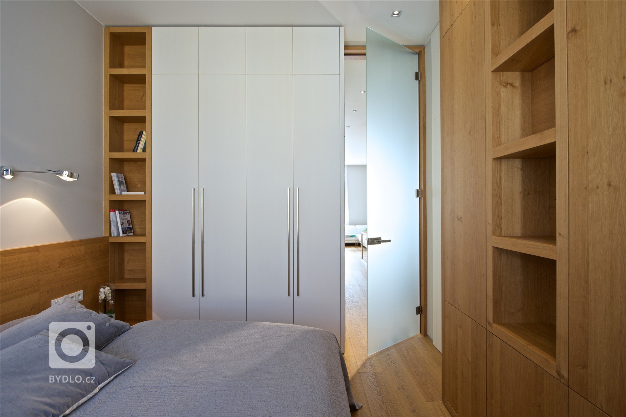 Náš dlouholetý klient koupil malý byt v prvorepublikovém domě v hlavním městě. Respektive se jedná o úzký dlouhý trakt, který působil spíše depresivně. Výhodou…