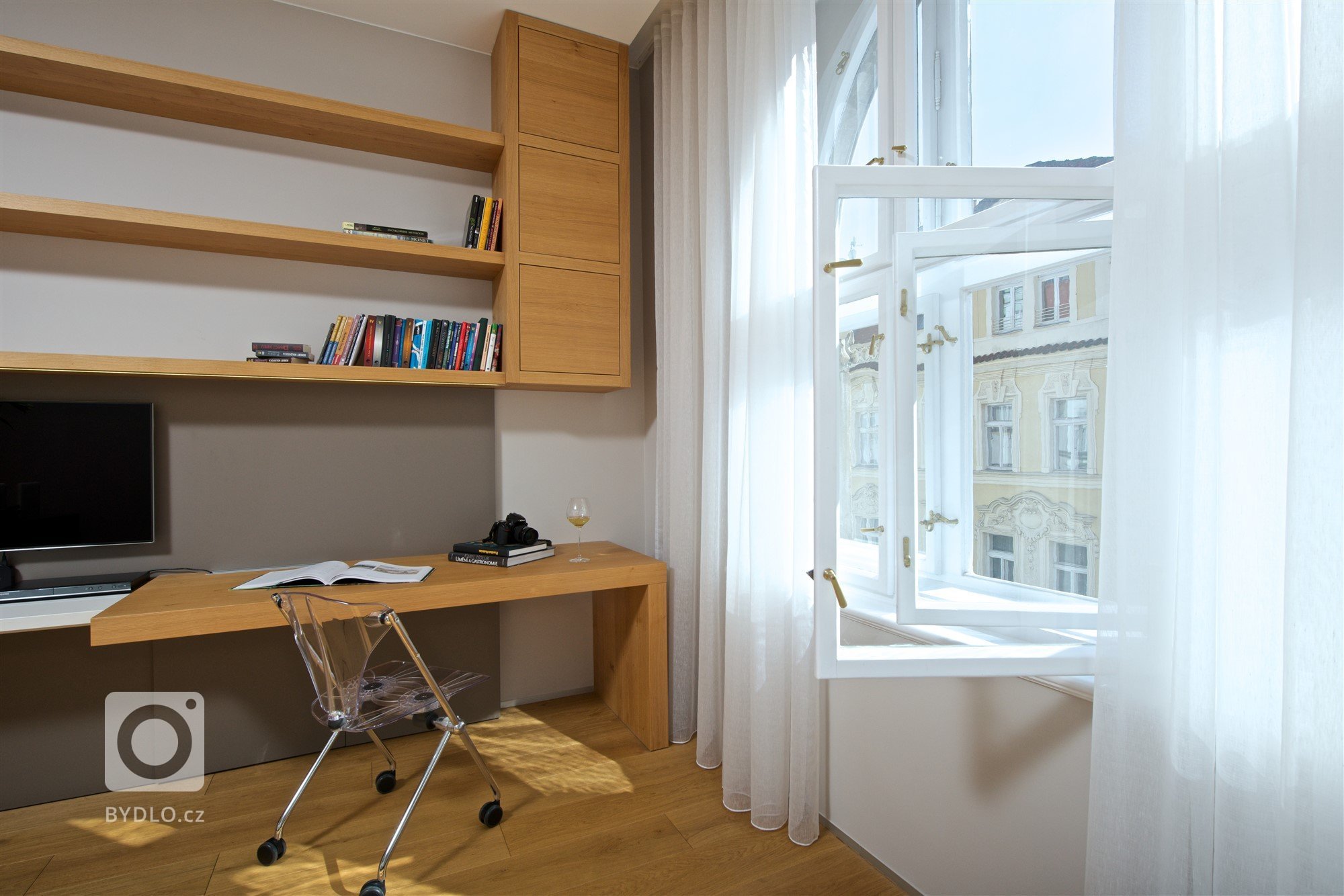 Náš dlouholetý klient koupil malý byt v prvorepublikovém domě v hlavním městě. Respektive se jedná o úzký dlouhý trakt, který působil spíše depresivně. Výhodou…