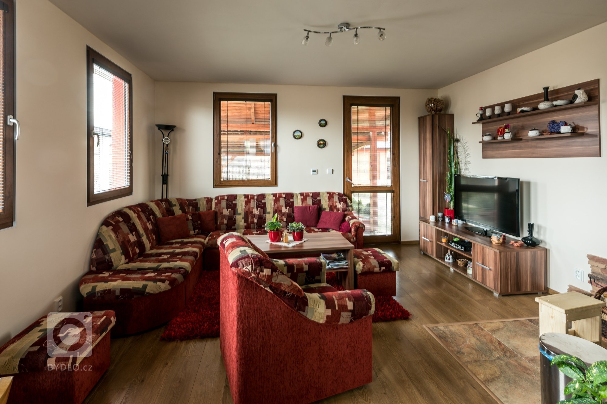 Rodinný dům &quot;U Mošnů&quot;

dispozice: 3+kk
Zastavěná plocha (m2): 80

bungalov:
1x koupelna
1x toaleta
zastřešené stání pro auta
