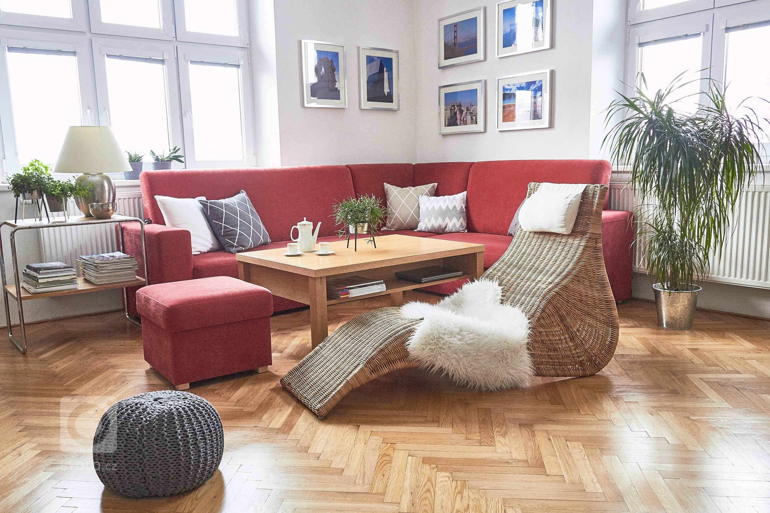 V celém bytě se objevují prvky retro stylu a kombinace nového se starým. Byly repasovány původní dubové parkety a dveře. Kuchyňská linka je tvořena v odstínu…