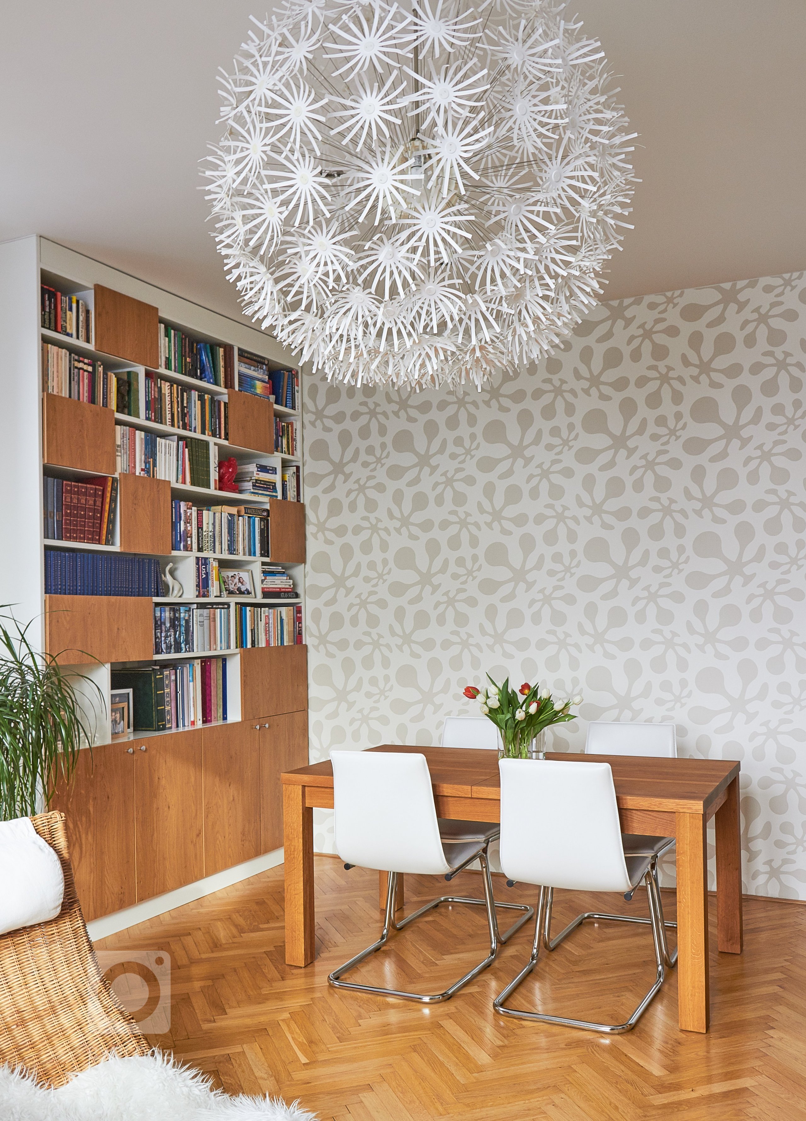 V celém bytě se objevují prvky retro stylu a kombinace nového se starým. Byly repasovány původní dubové parkety a dveře. Kuchyňská linka je tvořena v odstínu…