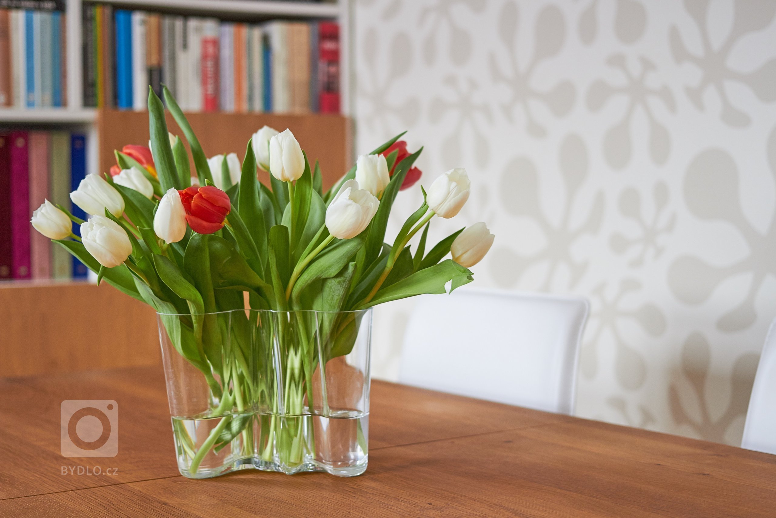 V celém bytě se objevují prvky retro stylu a kombinace nového se starým. Byly repasovány původní dubové parkety a dveře. Kuchyňská linka je tvořena v odstínu…