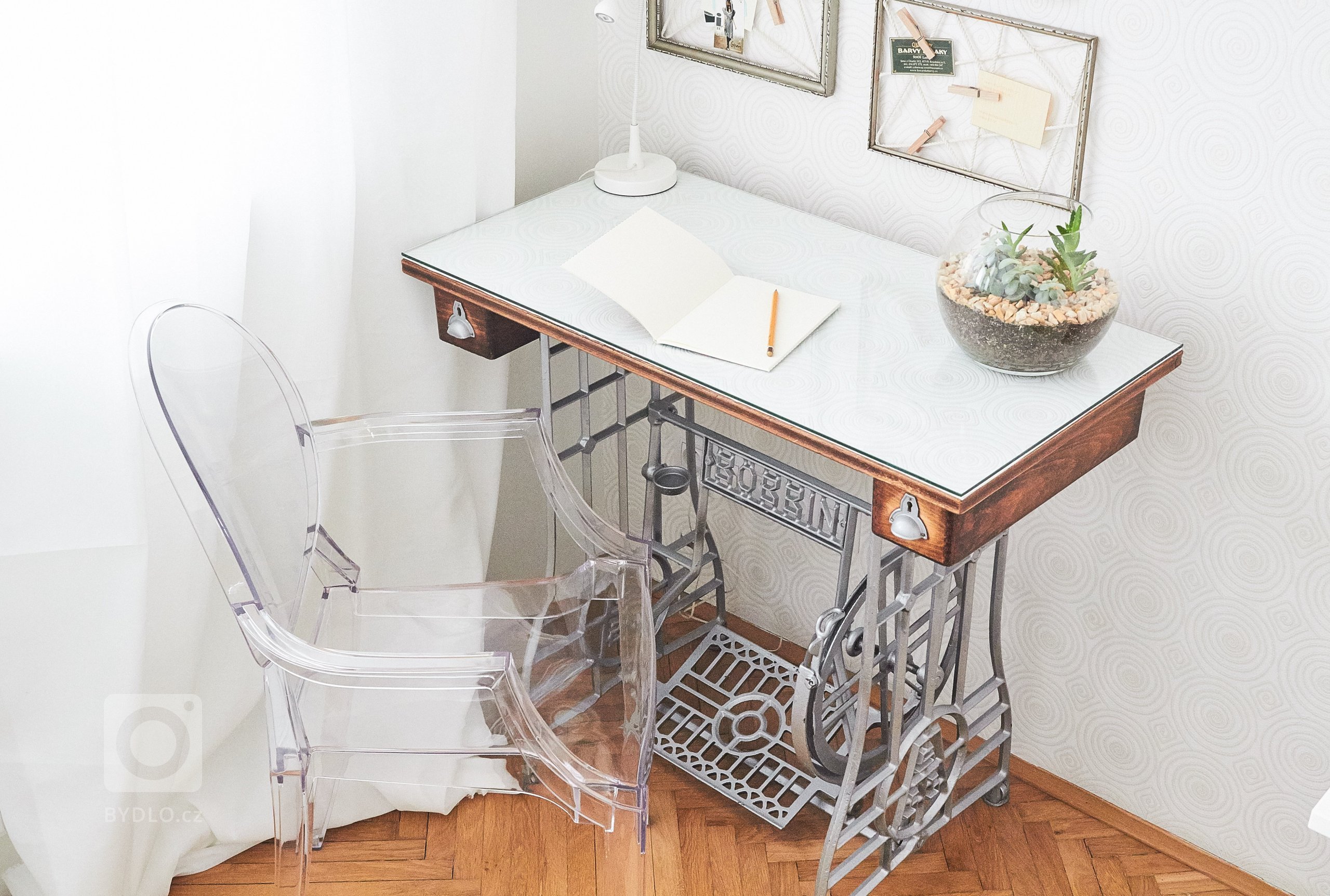 V celém bytě se objevují prvky retro stylu a kombinace nového se starým. Byly repasovány původní dubové parkety a dveře. Kuchyňská linka je tvořena v odstínu…