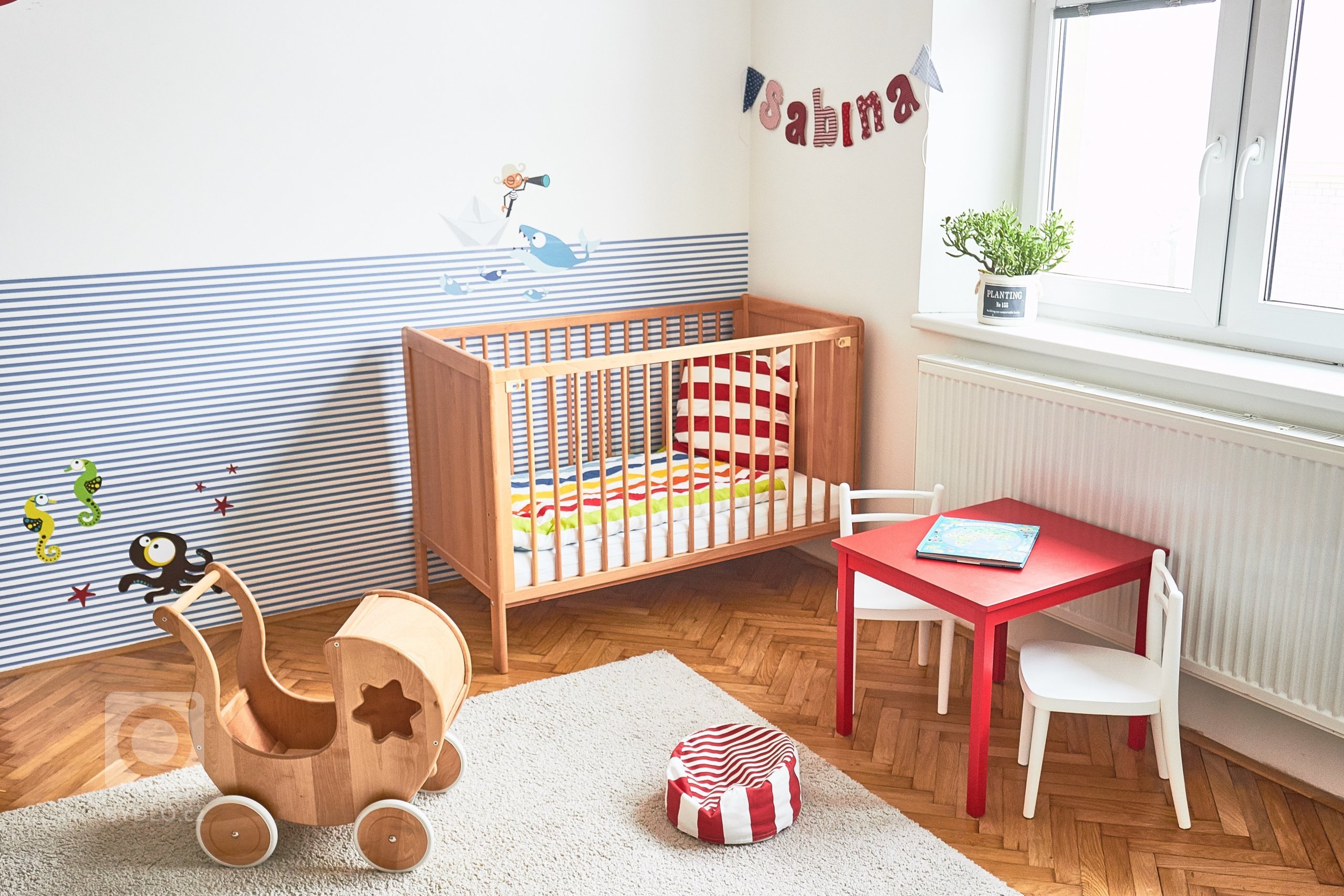 V celém bytě se objevují prvky retro stylu a kombinace nového se starým. Byly repasovány původní dubové parkety a dveře. Kuchyňská linka je tvořena v odstínu…