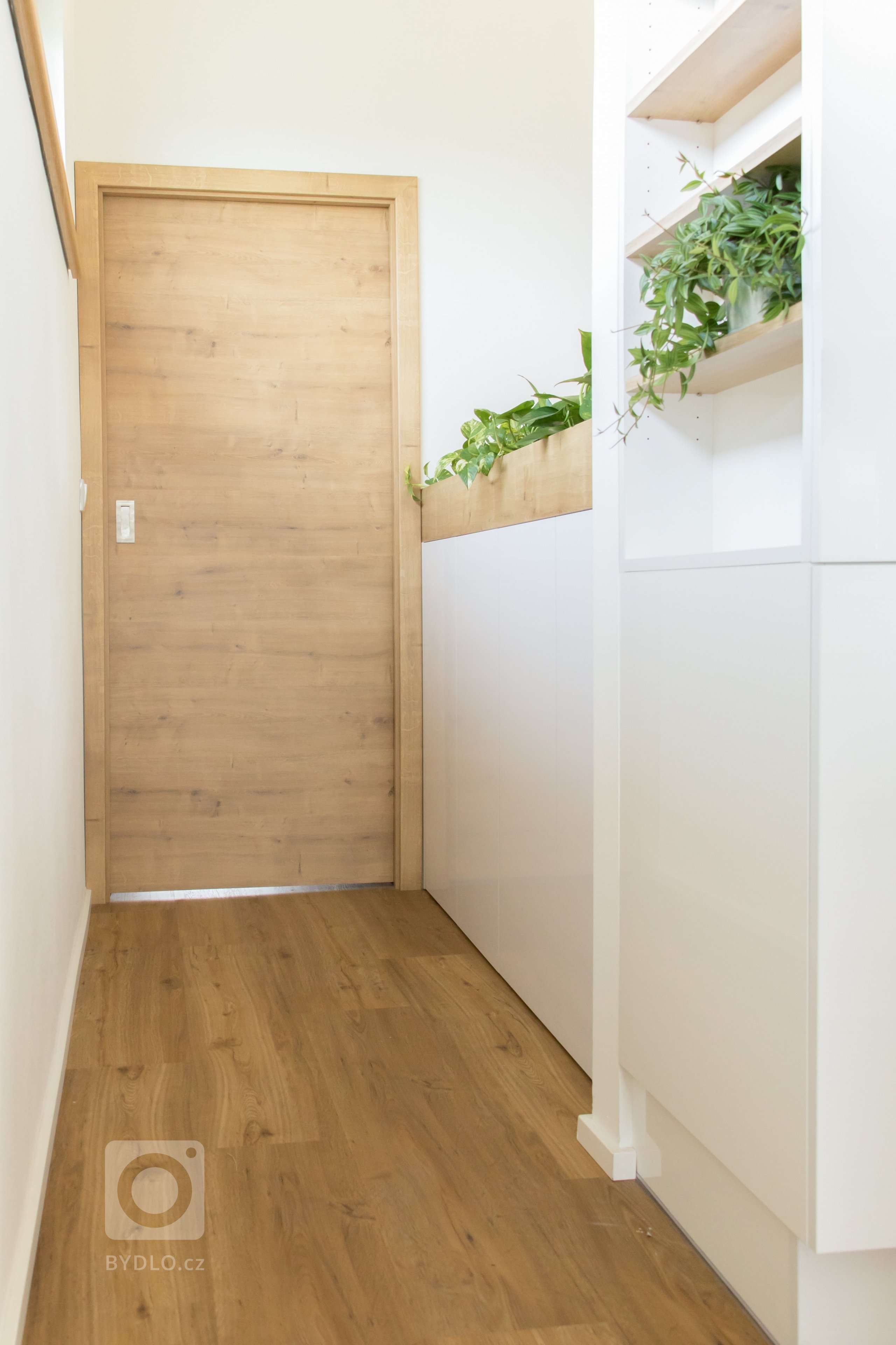 Kuchyňská linka je navržena ve dvou liniích s navazujícím jídelním stolem. Klasickou kombinaci bílé a dekoru dubového dřeva obzvláštňuje šedý akcent v podobě…