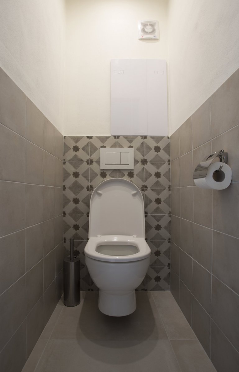 Byt o rozloze 55 m2 obývá žena středního věku. Dispoziční řešení bytu pro jednu osobu bylo vyhovující a proto se bourací práce odehrály pouze v koupelně, kde…